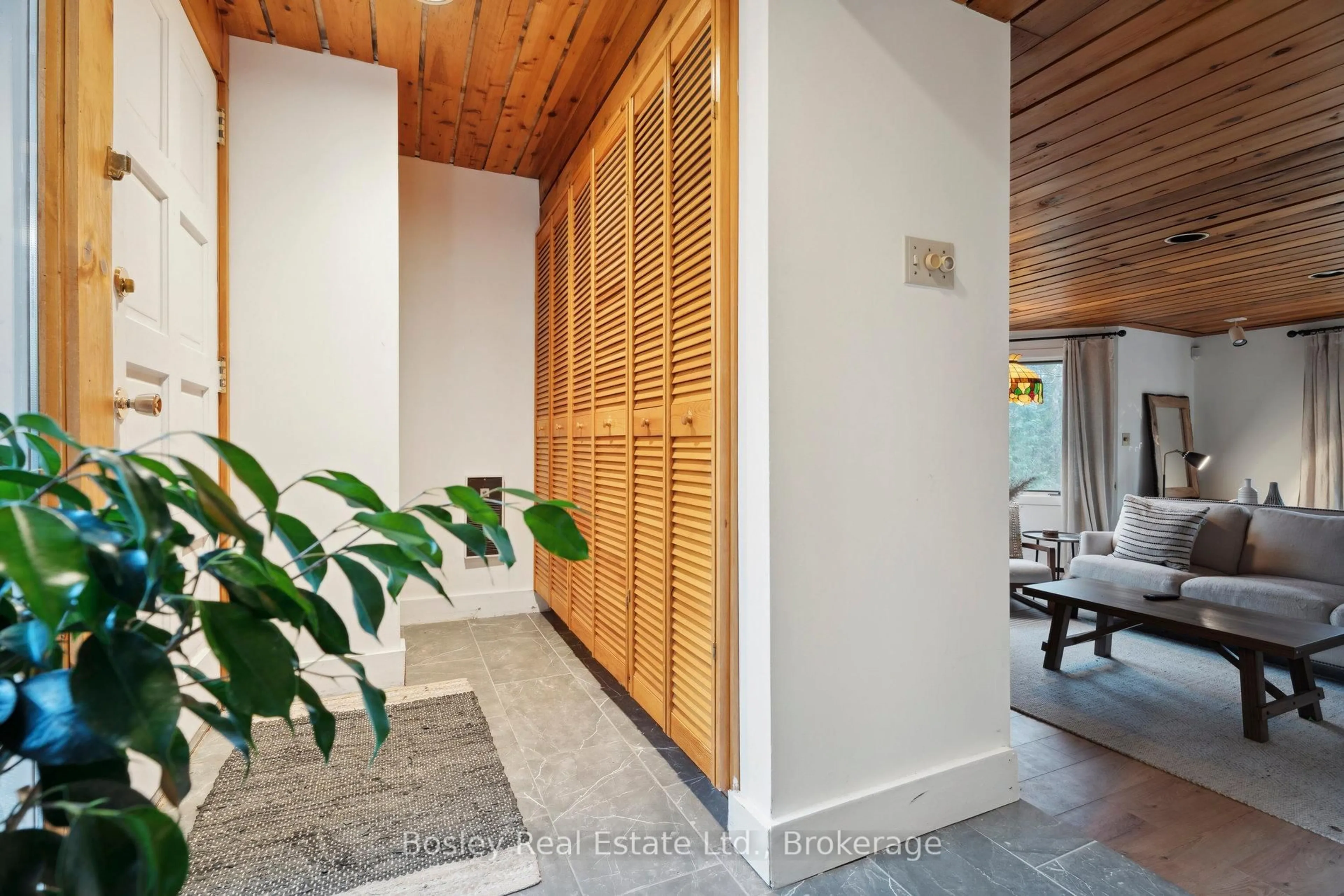 Indoor foyer for 101 St Moritz Cres, Blue Mountains Ontario L9Y 0S6