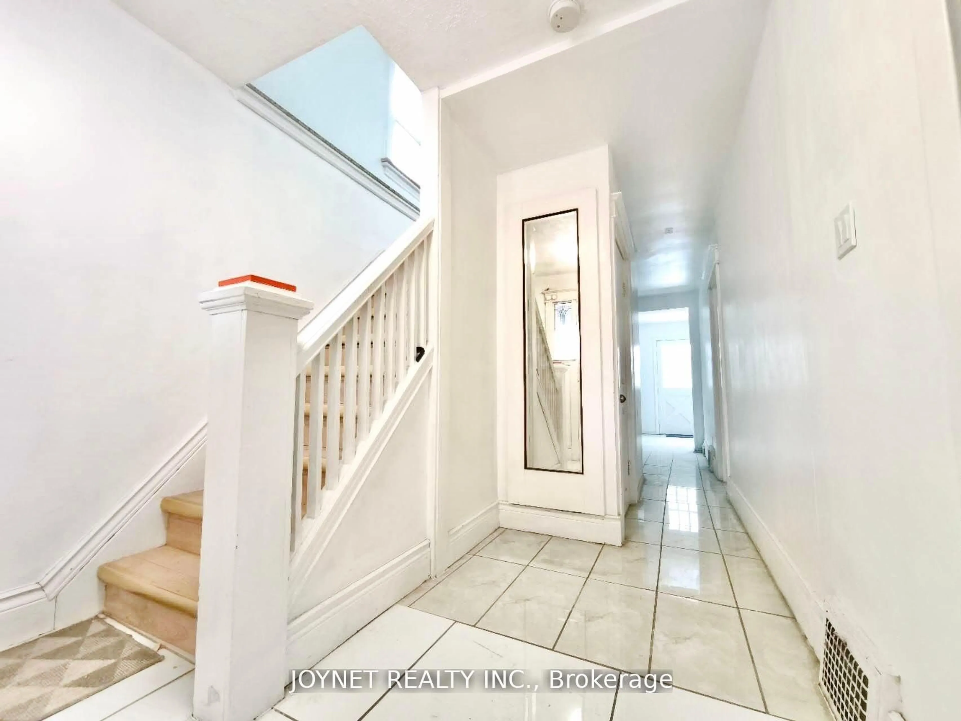 Indoor foyer for 68 Barclay St, Hamilton Ontario L8S 1P4