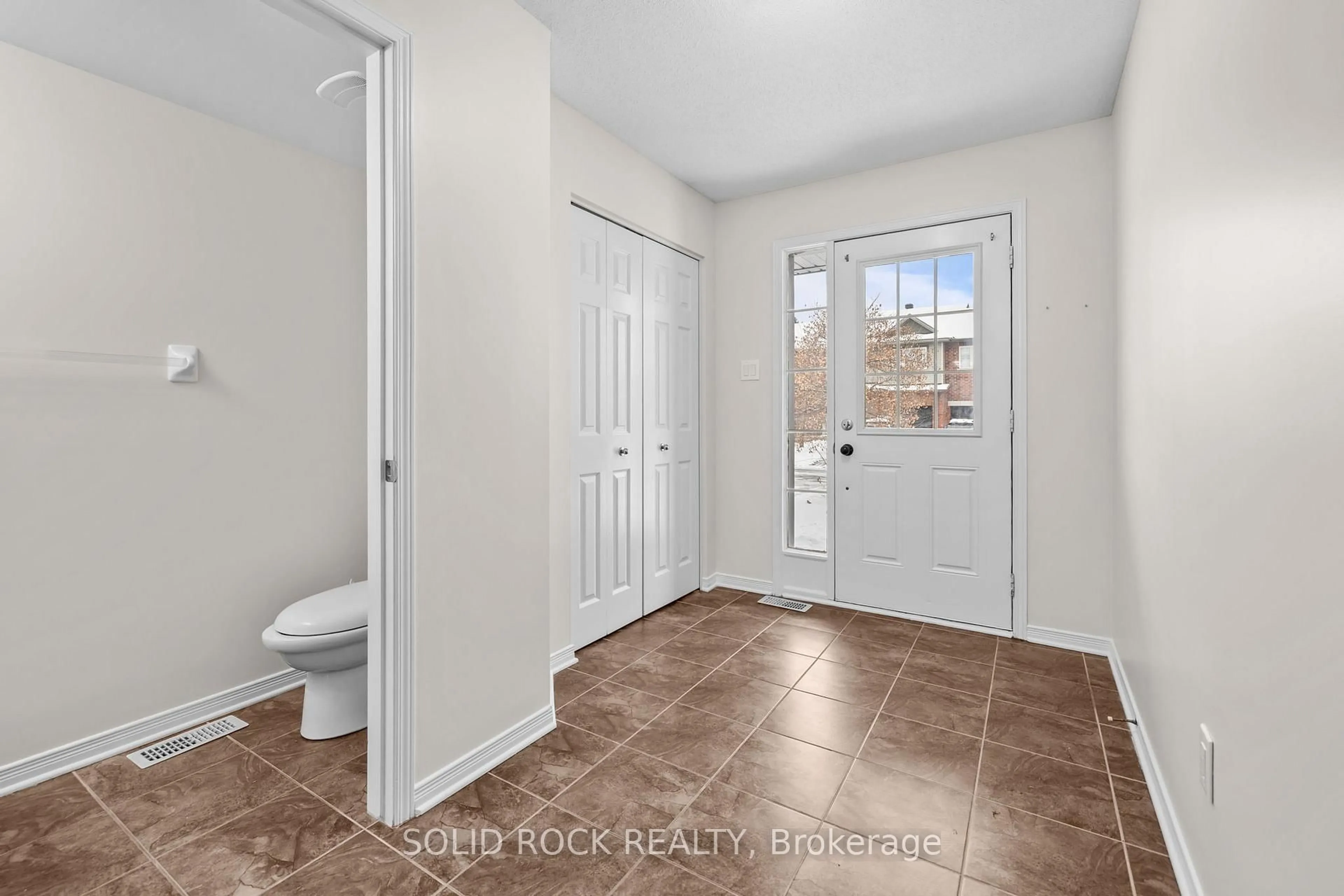 Indoor entryway for 431 Haresfield Crt, Ottawa Ontario K4M 0B6