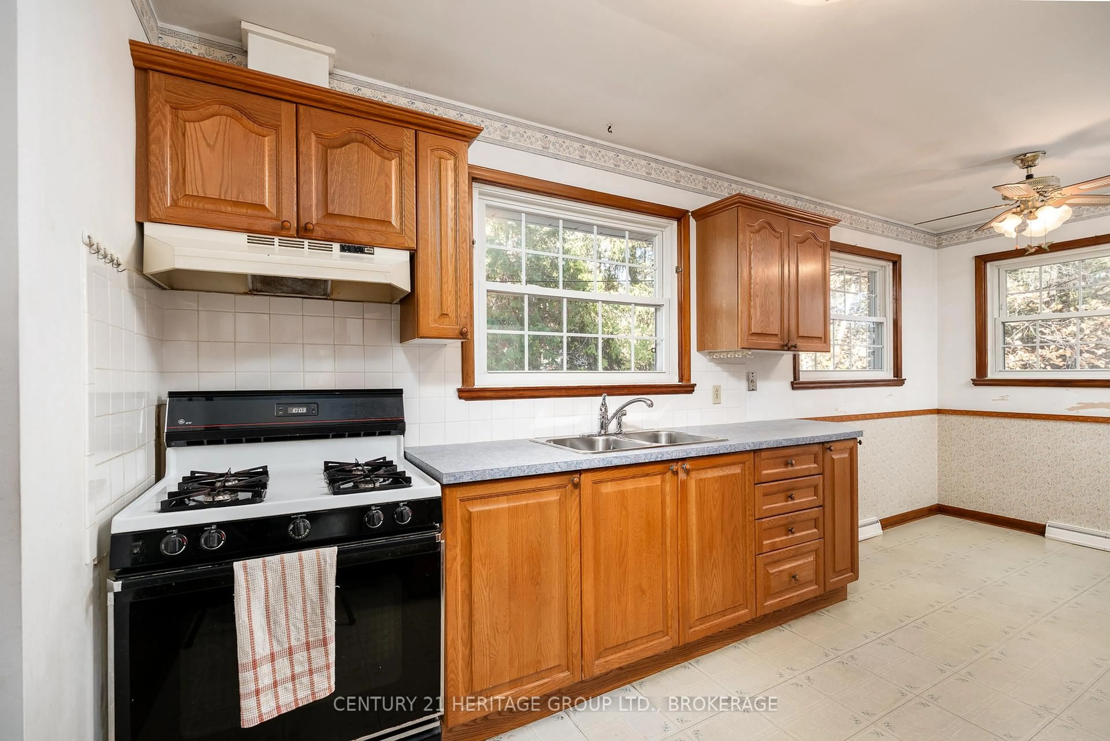 Standard kitchen, ceramic/tile floor for 3544 Princess St, Kingston Ontario K7P 3A8