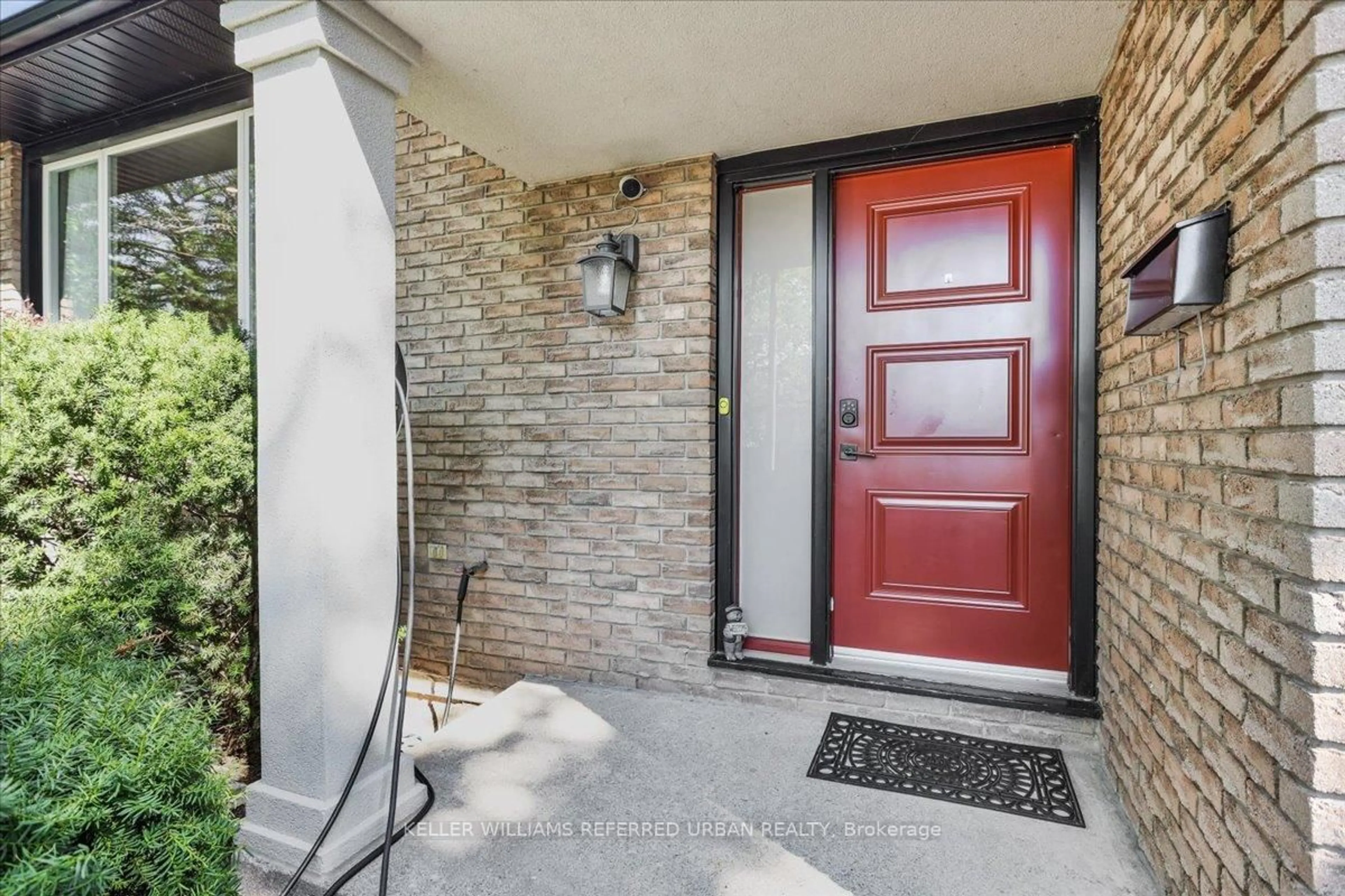 Indoor entryway for 72 Cindy Dr, St. Catharines Ontario L2M 7B6