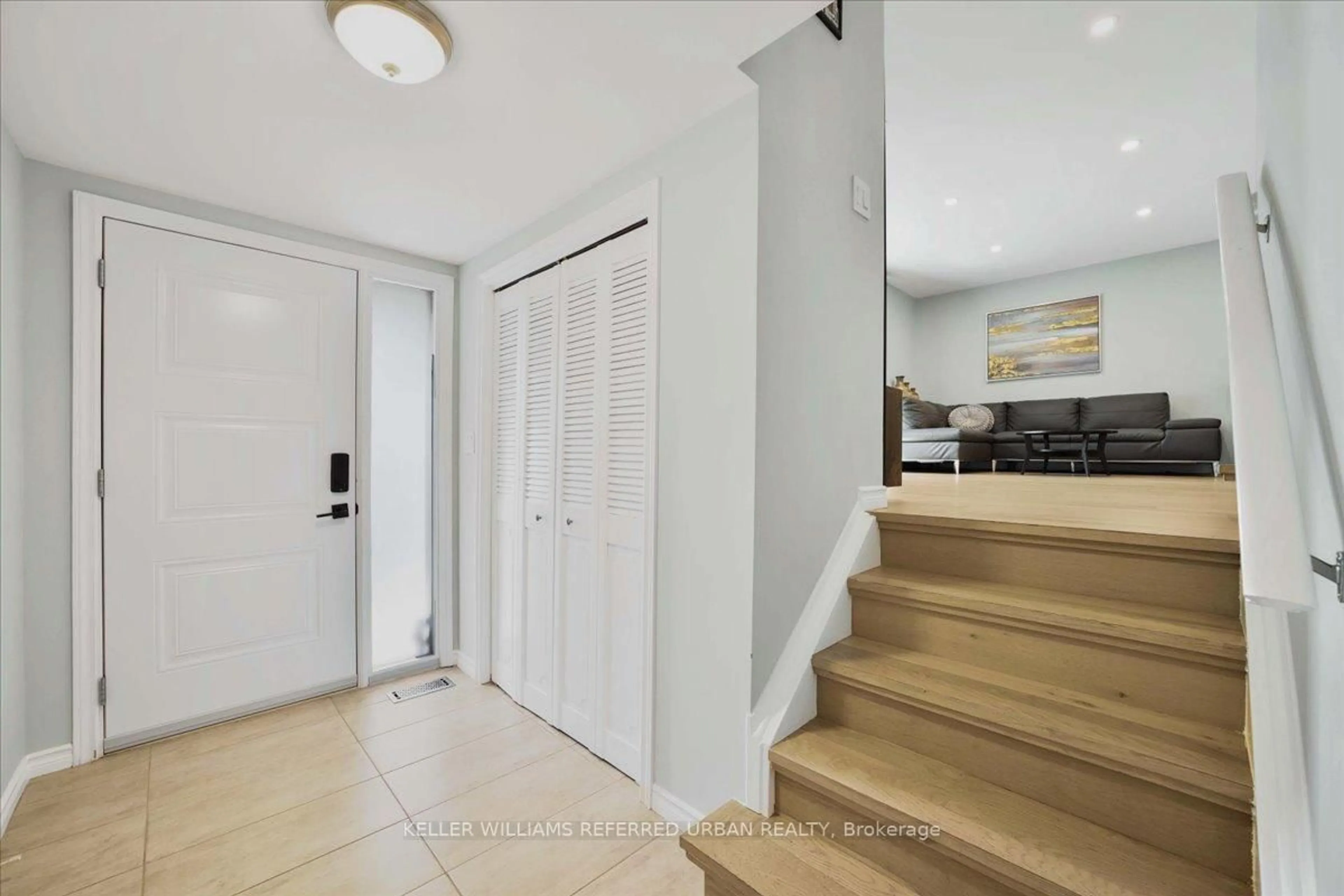 Indoor entryway for 72 Cindy Dr, St. Catharines Ontario L2M 7B6