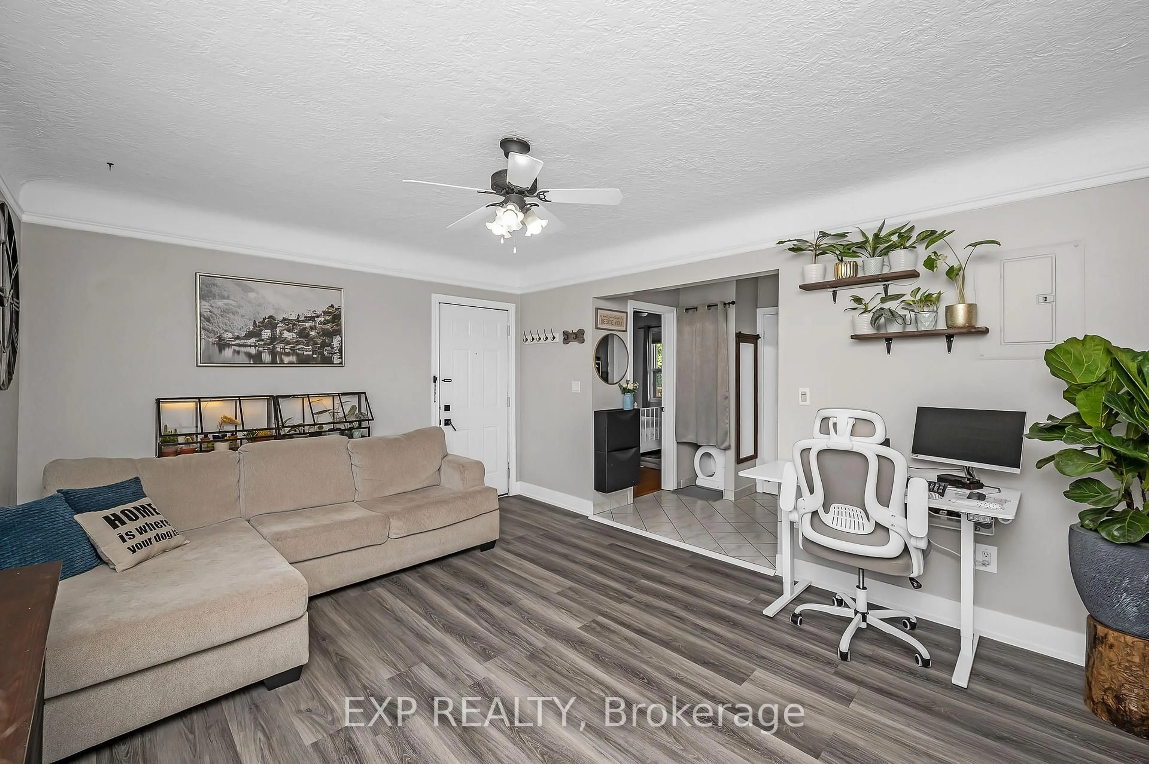 Living room with furniture, unknown for 6 Vineland Ave #22, Hamilton Ontario L8M 1R4