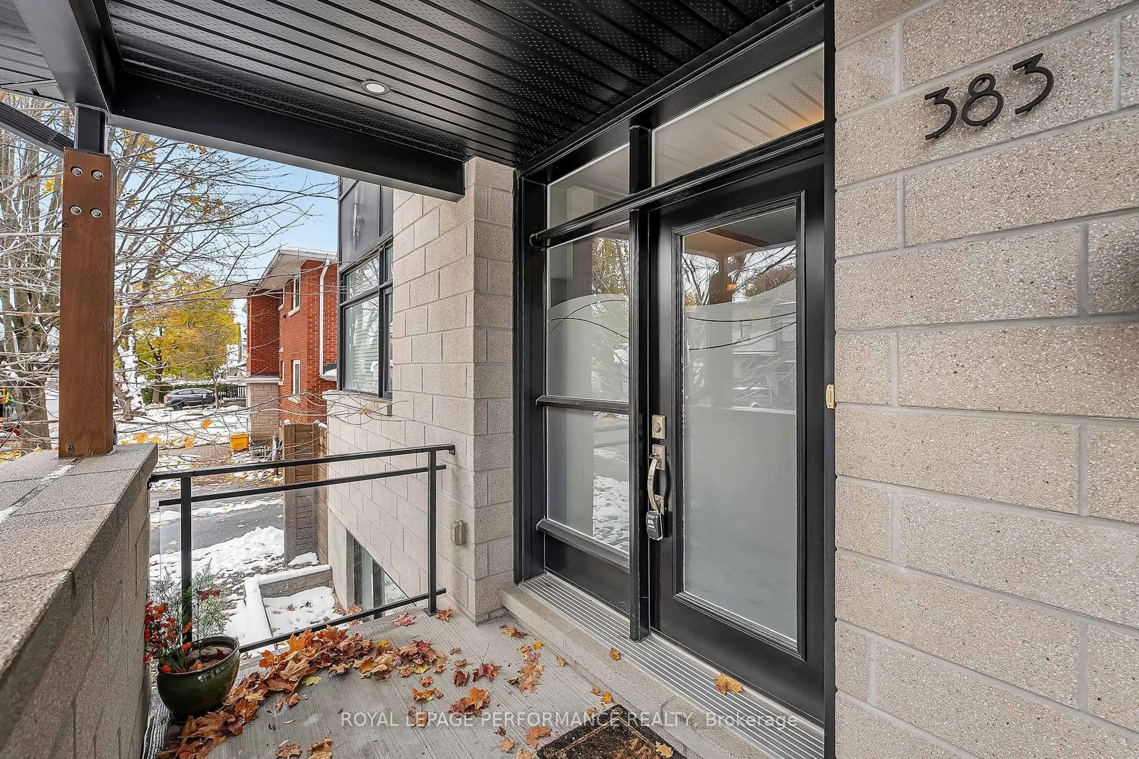 Indoor entryway for 383 Princeton Ave, Ottawa Ontario K2A 4E1