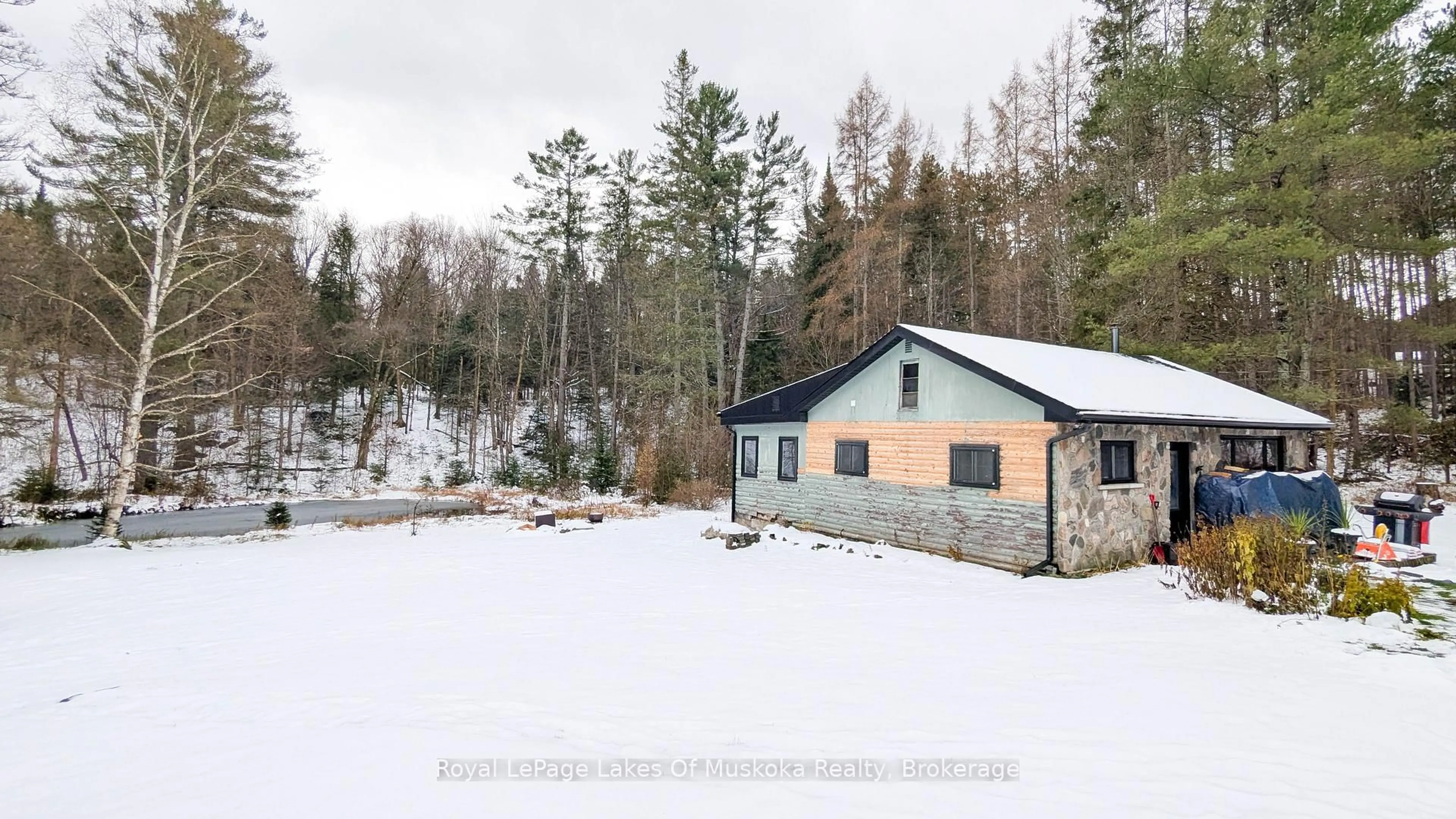 A pic from outside/outdoor area/front of a property/back of a property/a pic from drone, unknown for 2551 Yearley Rd, Huntsville Ontario P0B 1M0