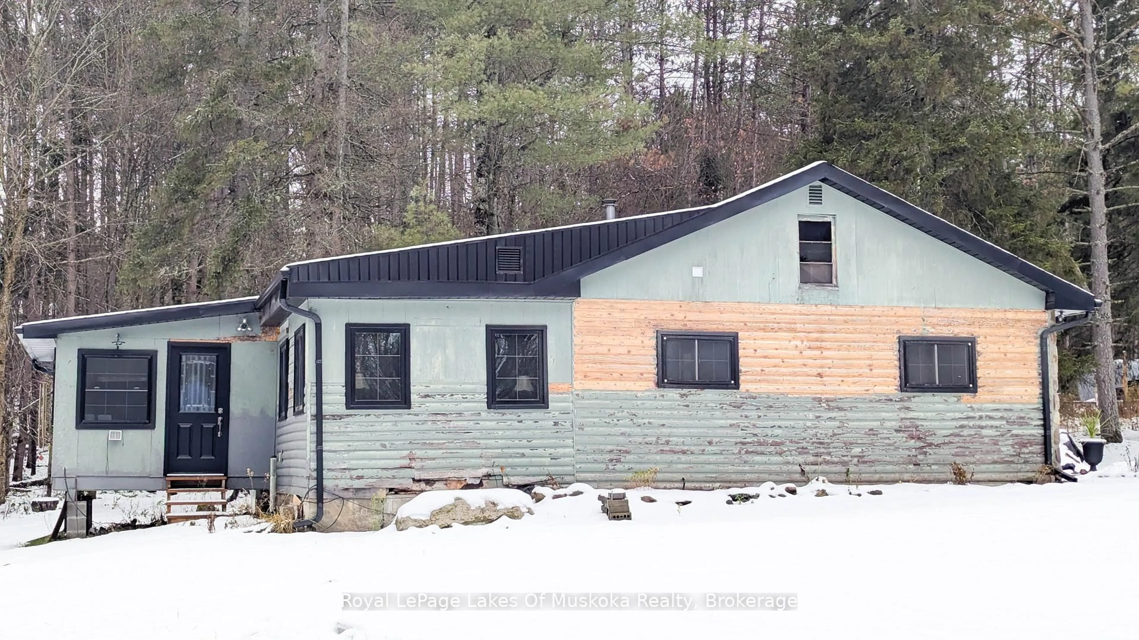 Home with vinyl exterior material, building for 2551 Yearley Rd, Huntsville Ontario P0B 1M0