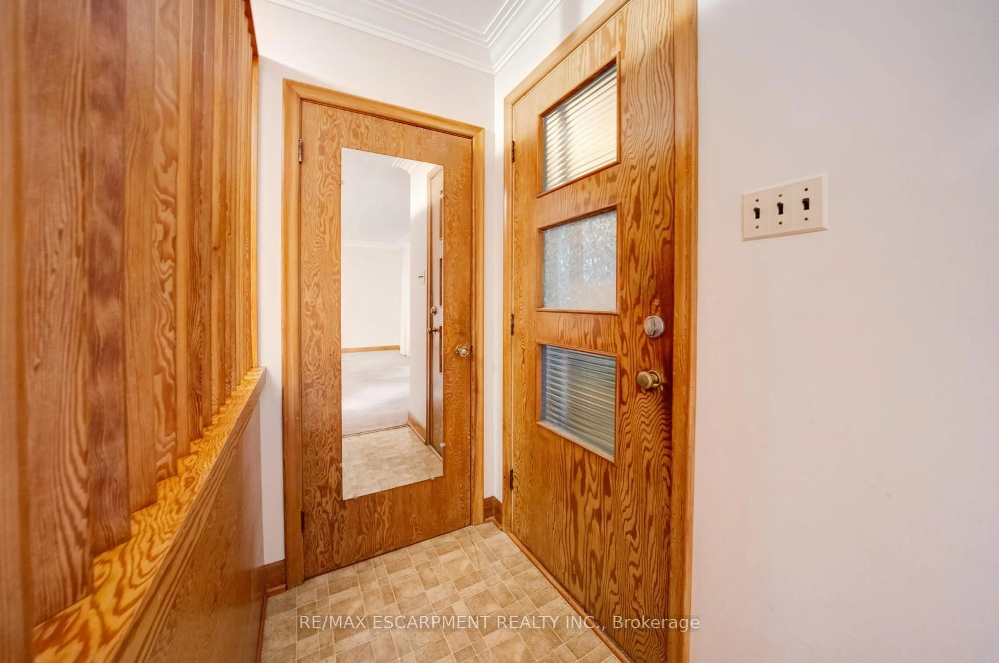 Indoor foyer for 8 Fawell Ave, St. Catharines Ontario L2S 2V4