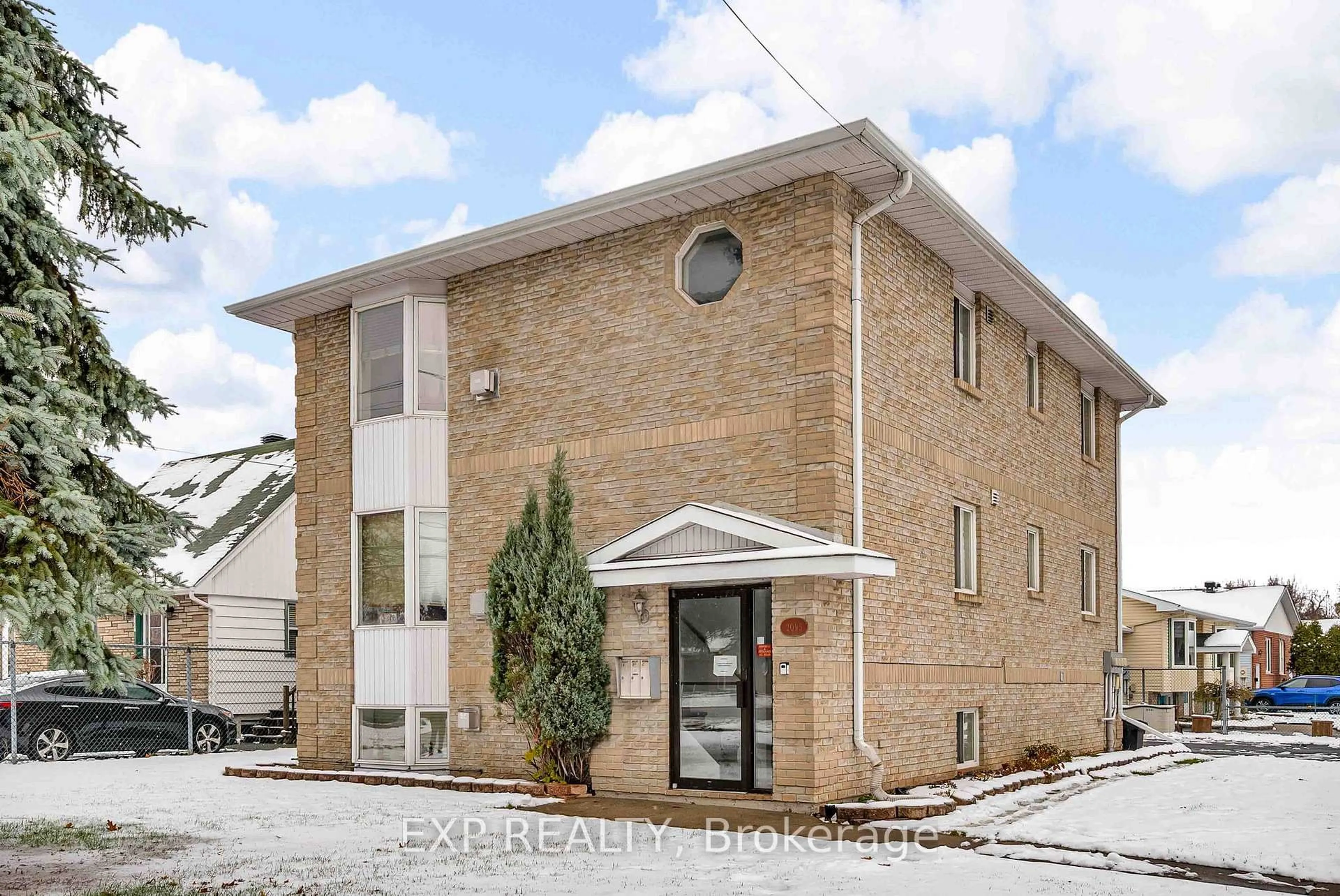 Home with brick exterior material, building for 2093 PITT St, Cornwall Ontario K6J 5G4