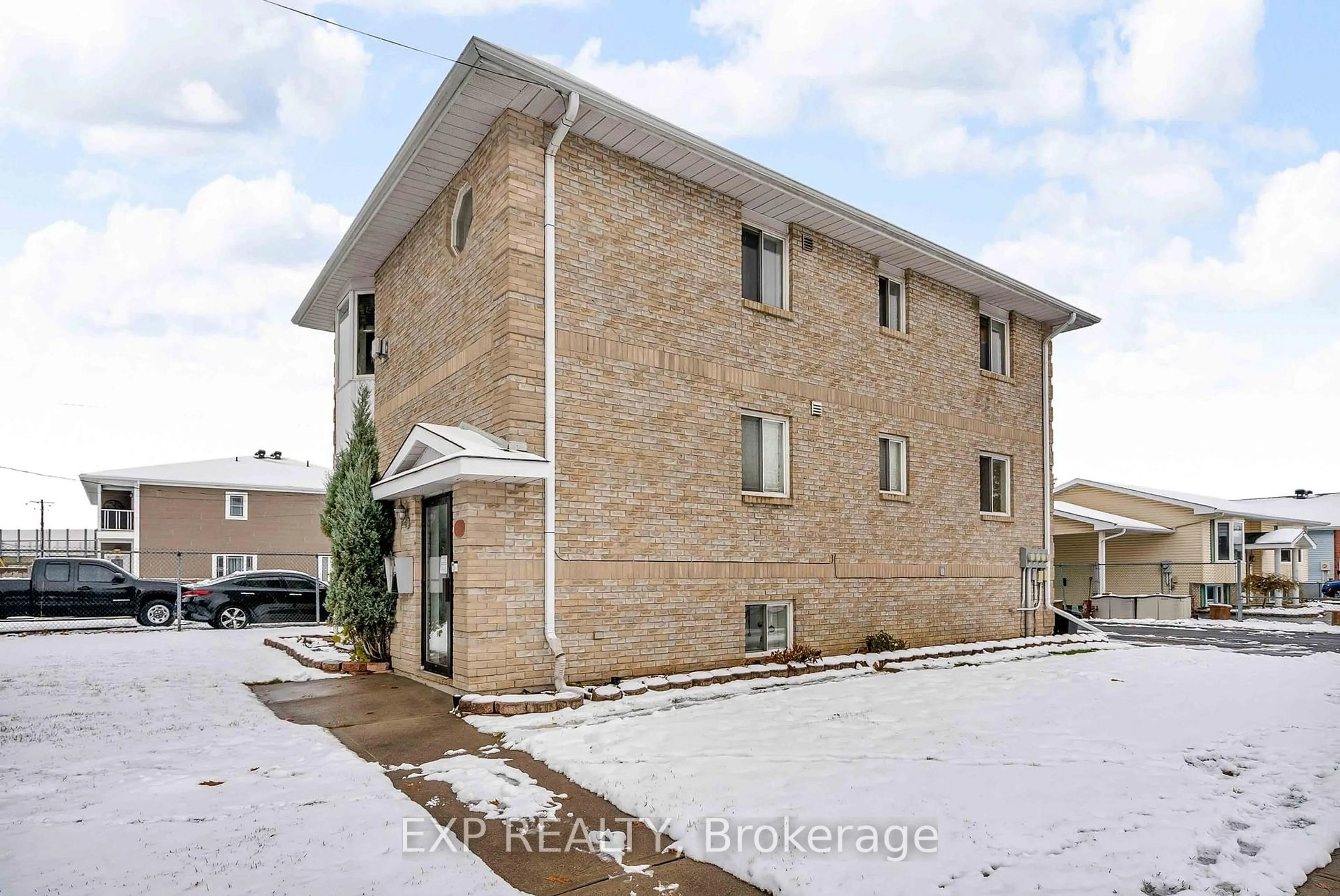 Unknown for 2093 PITT St, Cornwall Ontario K6J 5G4