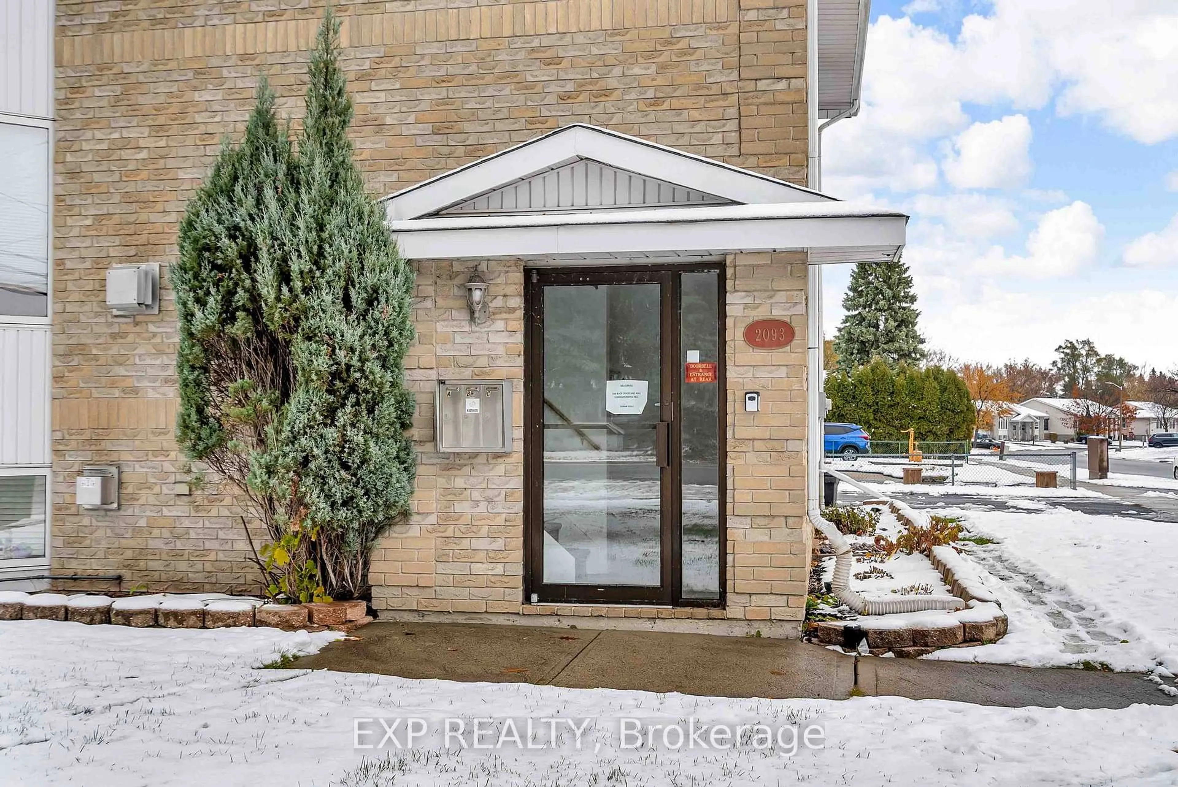 Indoor entryway for 2093 PITT St, Cornwall Ontario K6J 5G4