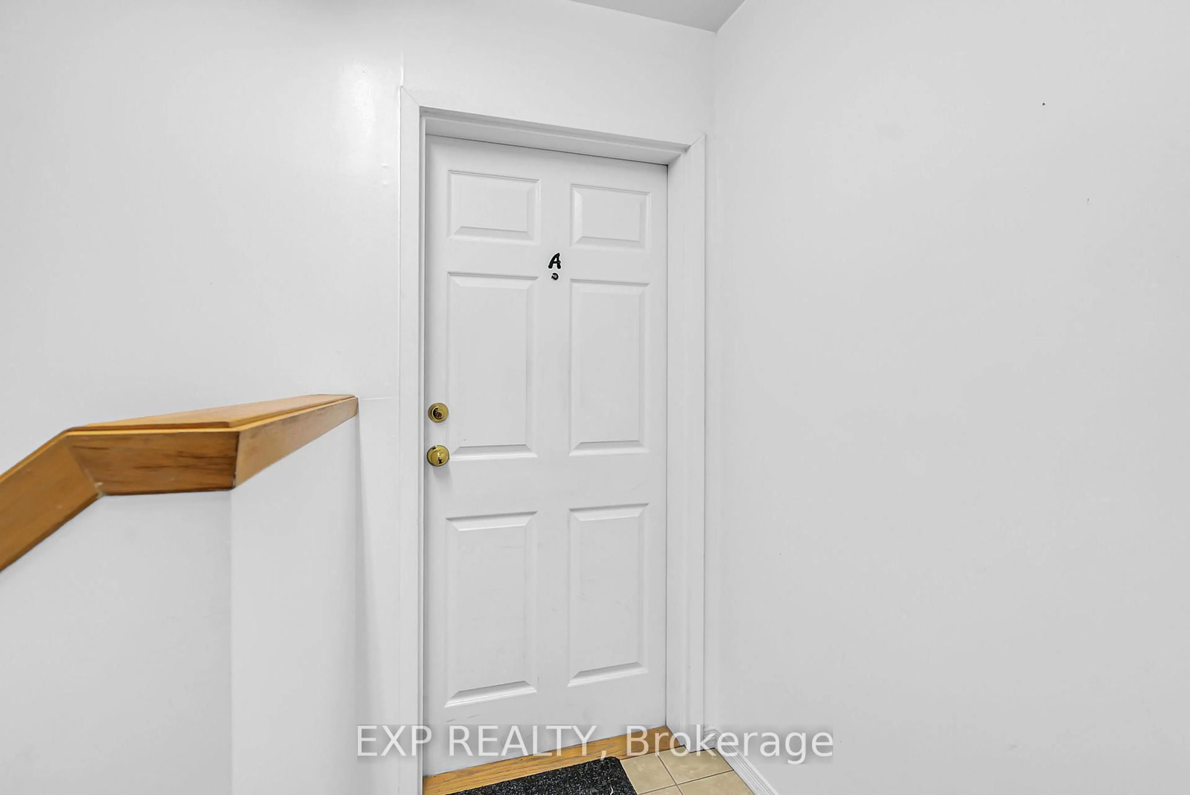 Indoor entryway for 2093 PITT St, Cornwall Ontario K6J 5G4