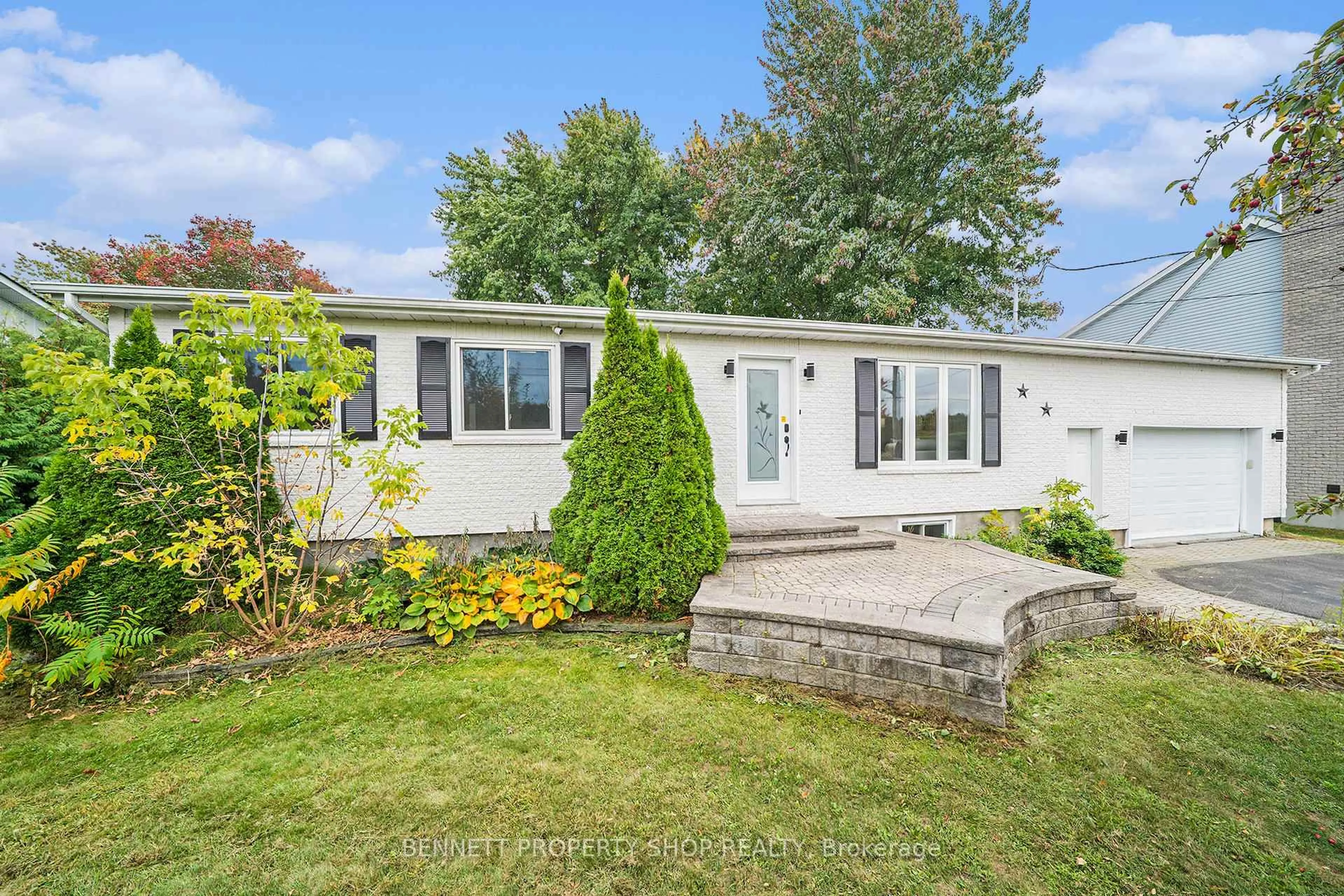A pic from outside/outdoor area/front of a property/back of a property/a pic from drone, street for 15 Maisonneuve St, Clarence-Rockland Ontario K0A 1E0