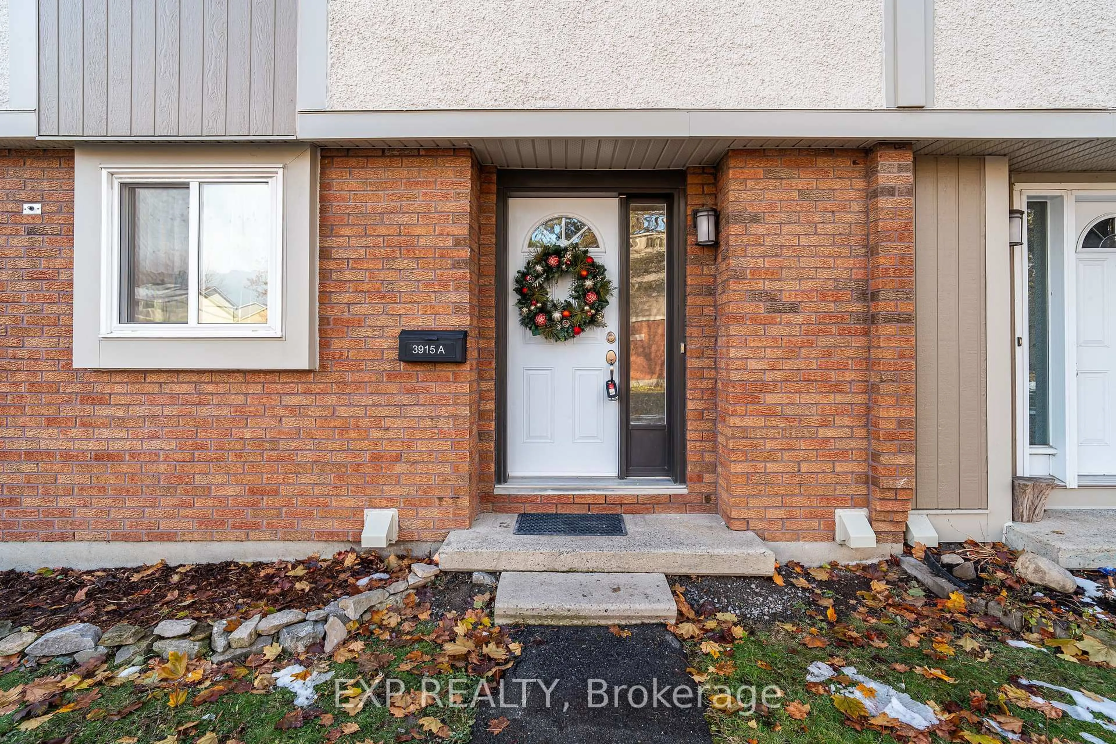 Indoor entryway for 3915 Old Richmond Rd #A, Ottawa Ontario K2H 8T9