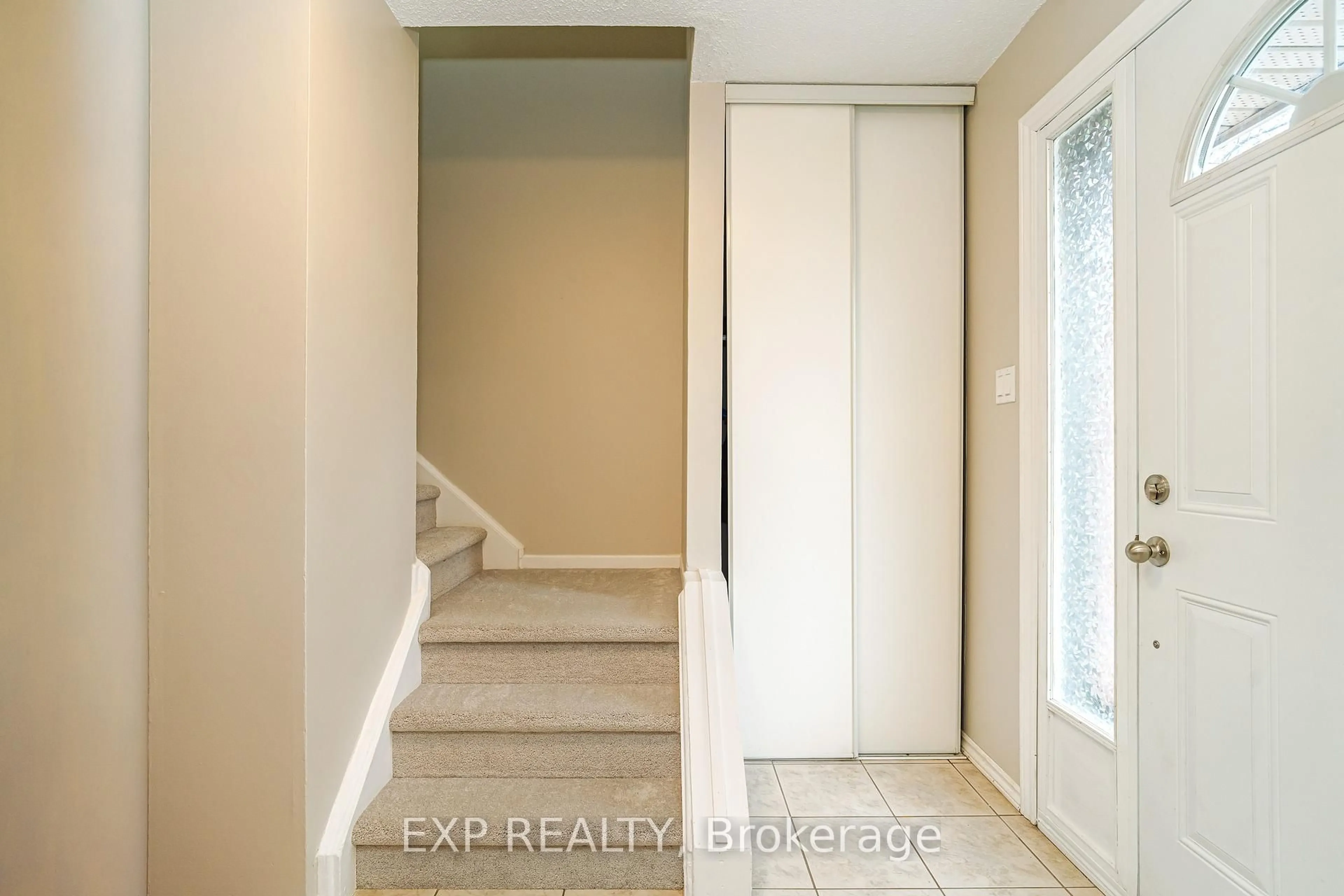 Indoor entryway for 3915 Old Richmond Rd #A, Ottawa Ontario K2H 8T9