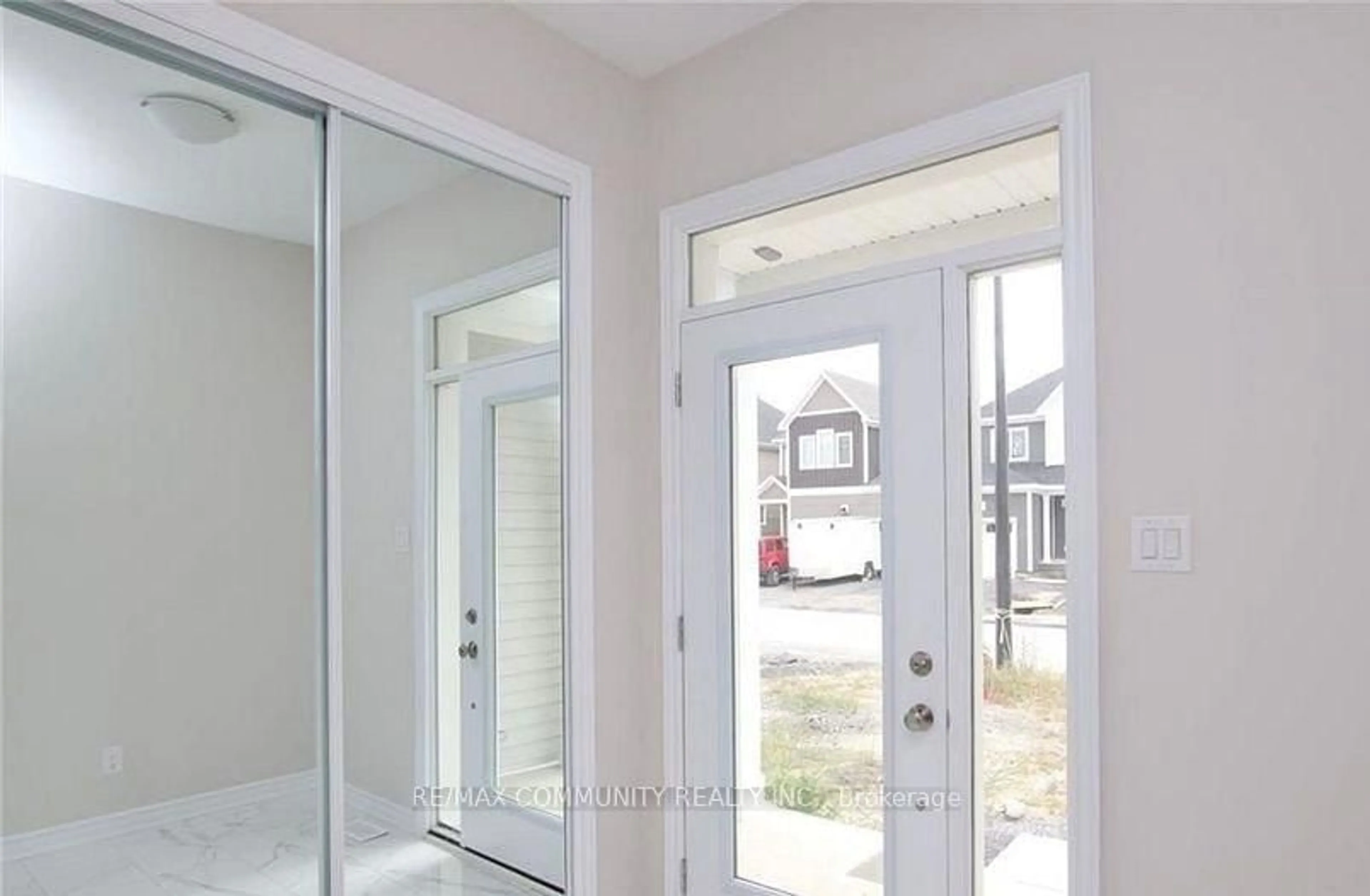 Indoor entryway for 32 Pacing Walk, Richmond Ontario K0A 2Z0