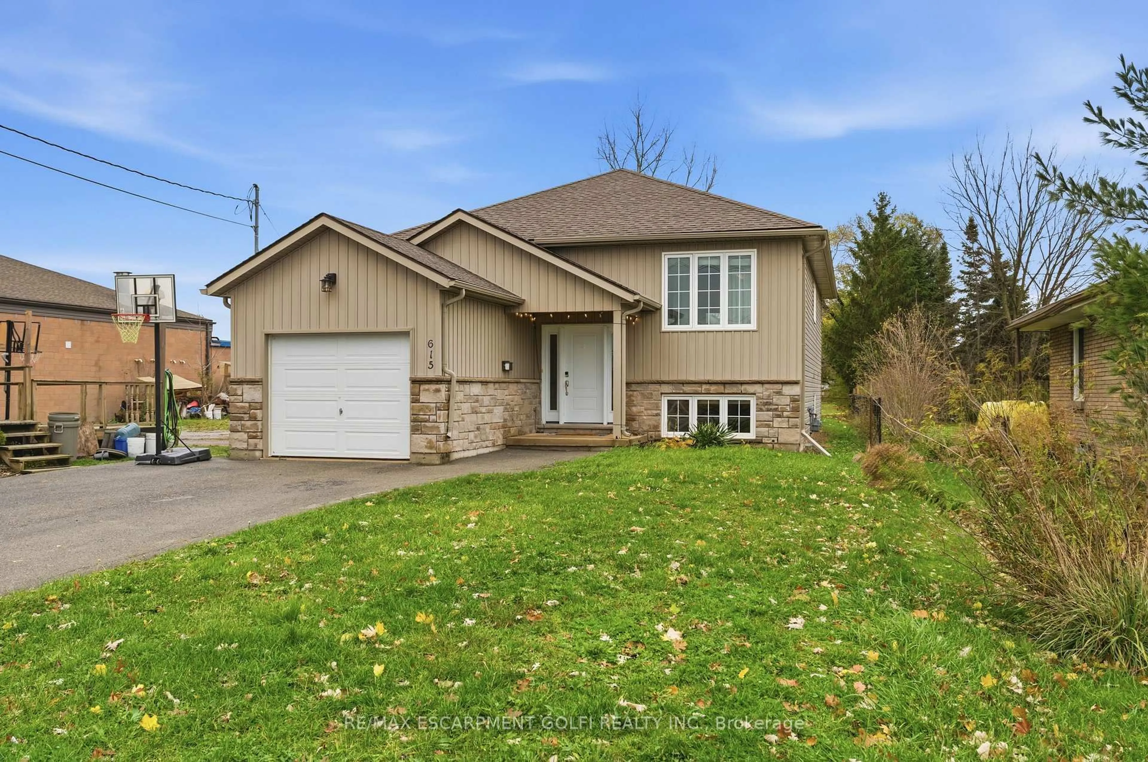 Home with brick exterior material, street for 615 Southworth St, Welland Ontario L3B 2A2