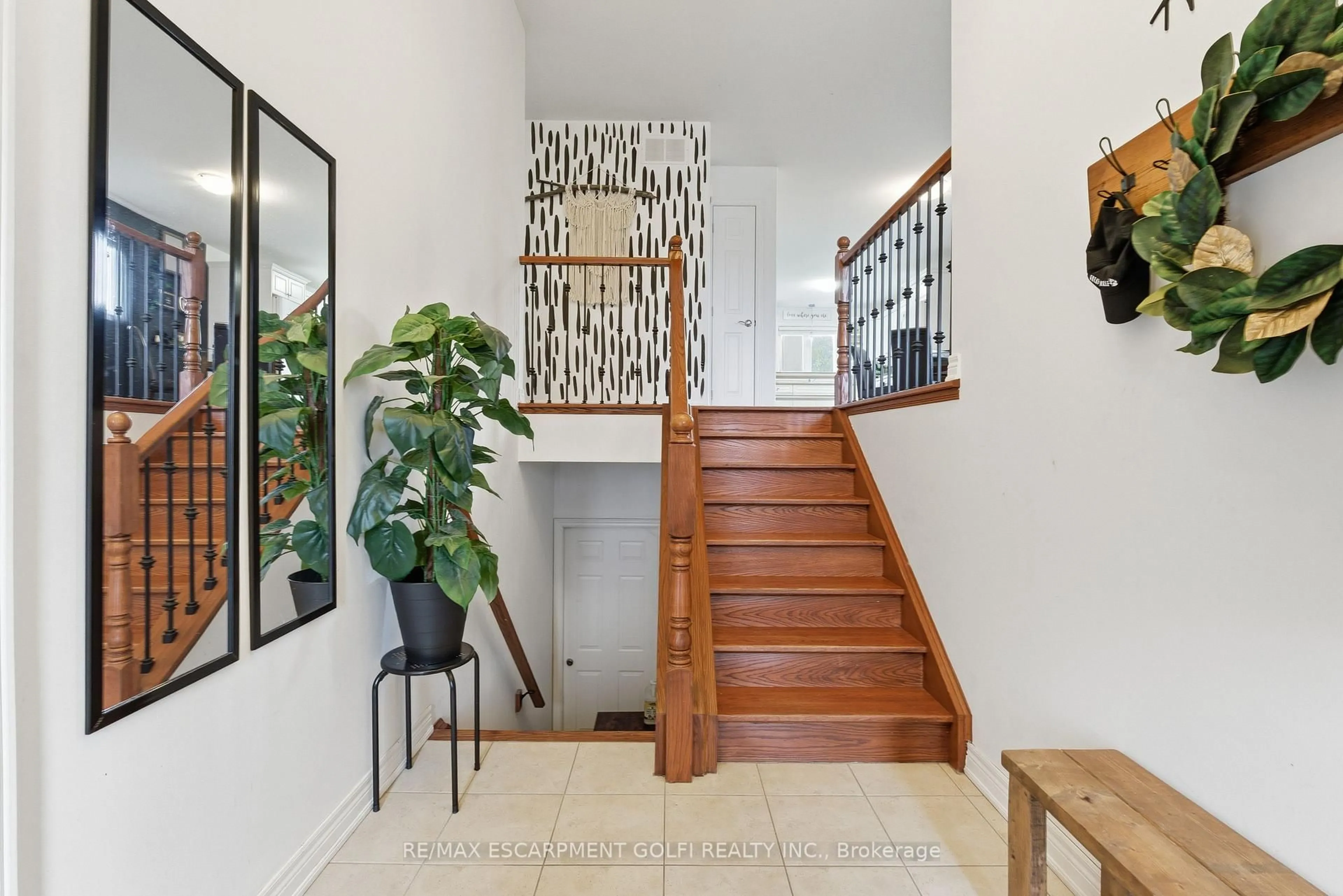 Indoor entryway for 615 Southworth St, Welland Ontario L3B 2A2