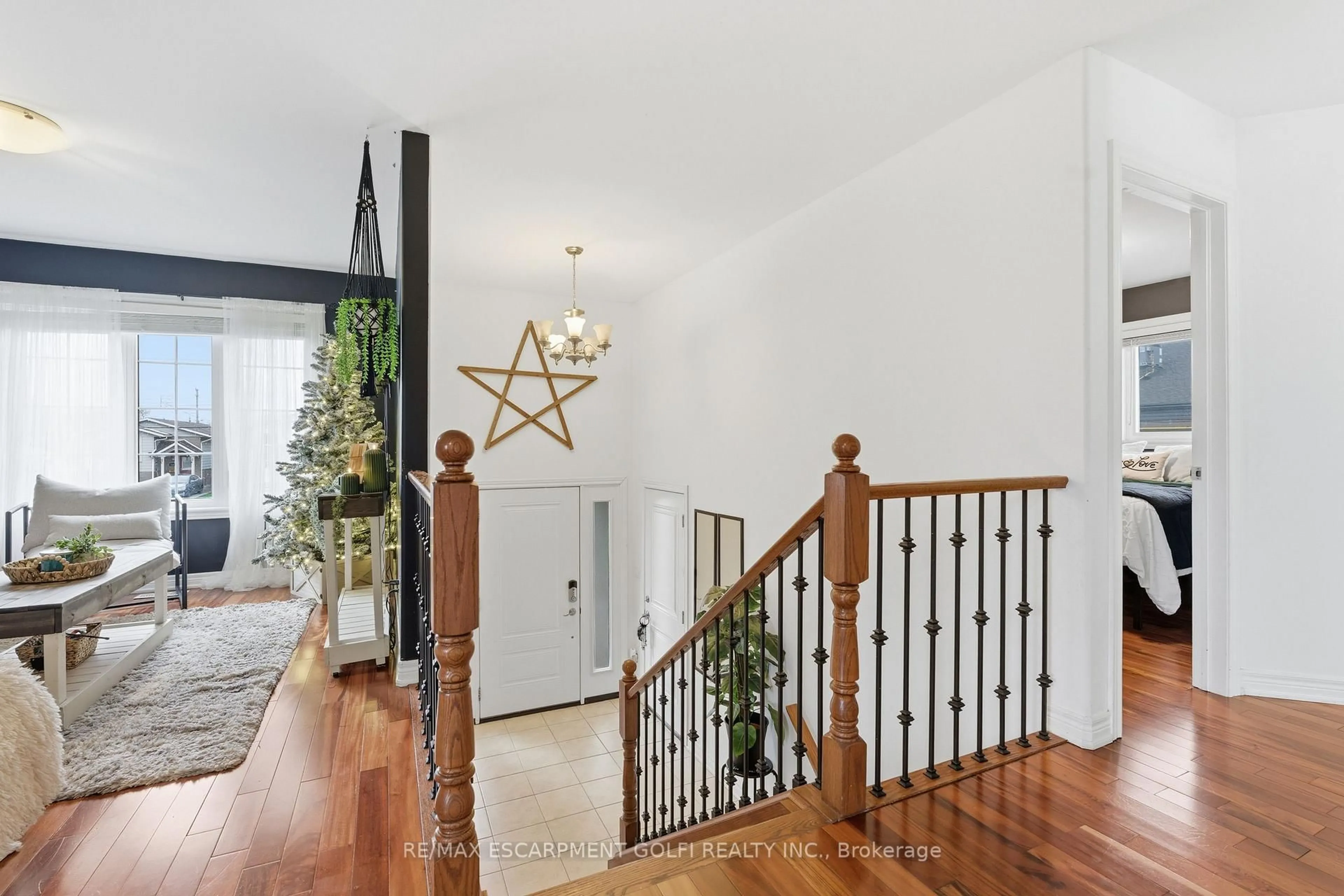 Indoor entryway for 615 Southworth St, Welland Ontario L3B 2A2
