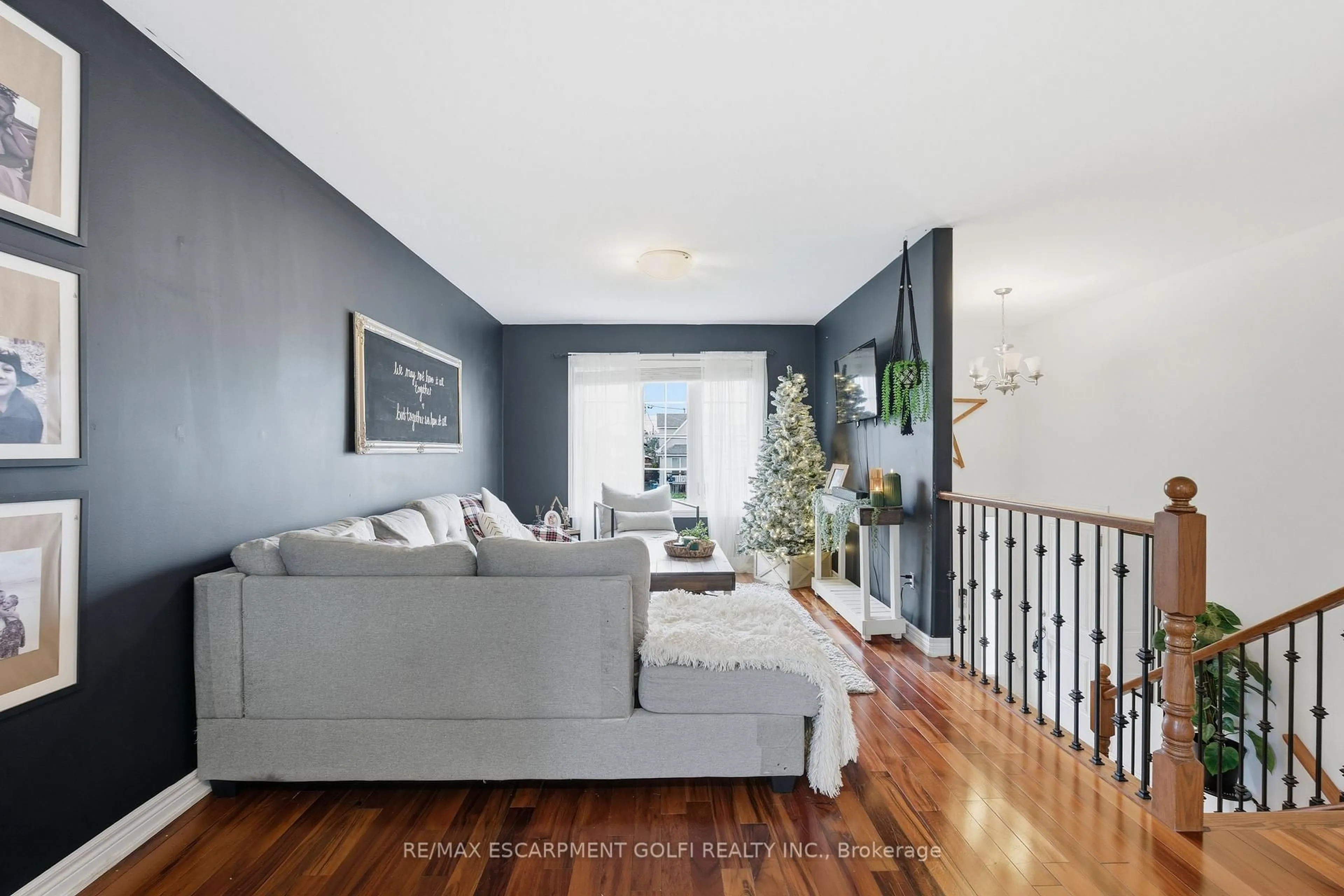 Living room with furniture, unknown for 615 Southworth St, Welland Ontario L3B 2A2