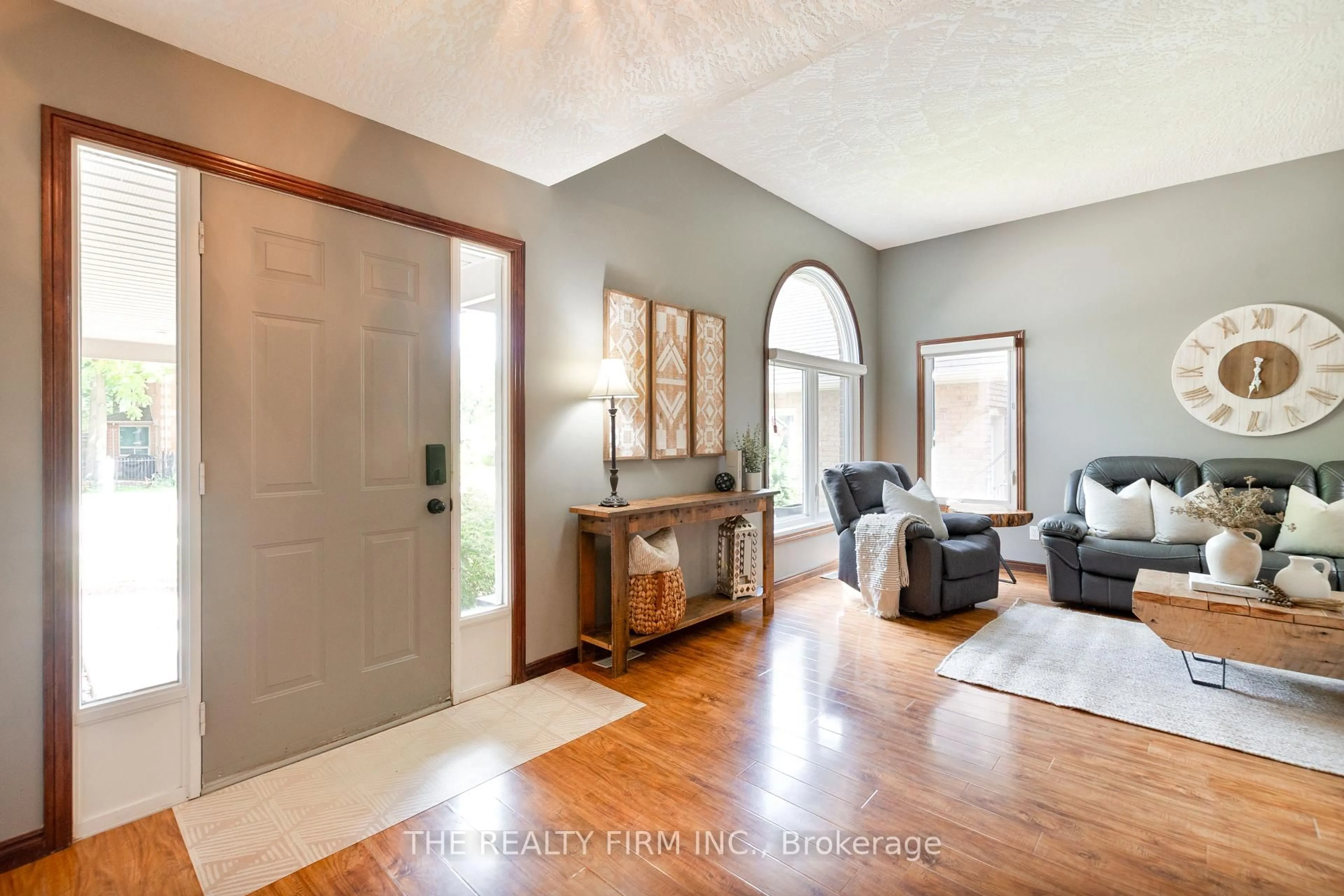 Indoor entryway for 512 Riverview Dr, Strathroy-Caradoc Ontario N7G 4B4
