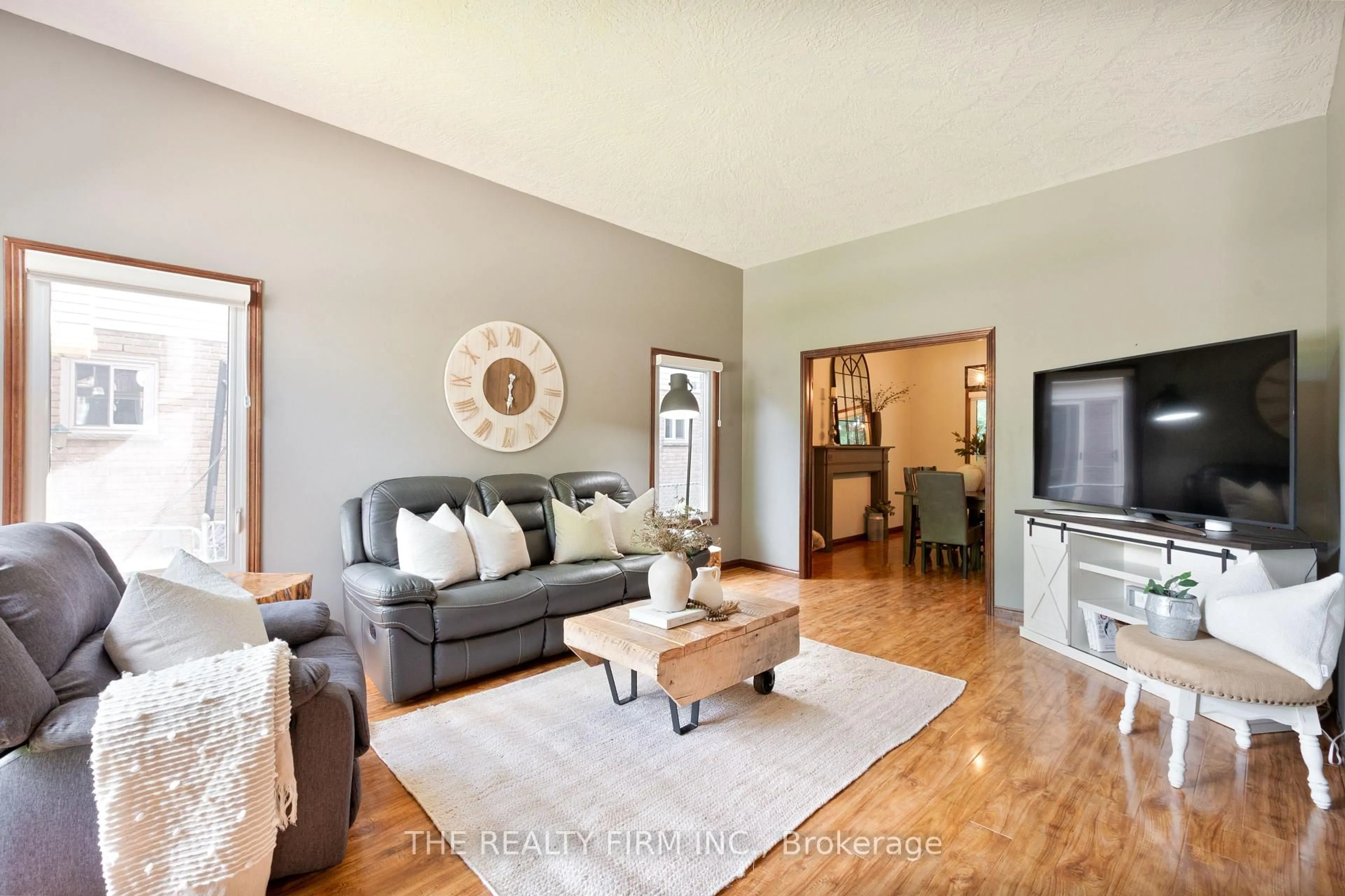 Living room with furniture, wood/laminate floor for 512 Riverview Dr, Strathroy-Caradoc Ontario N7G 4B4