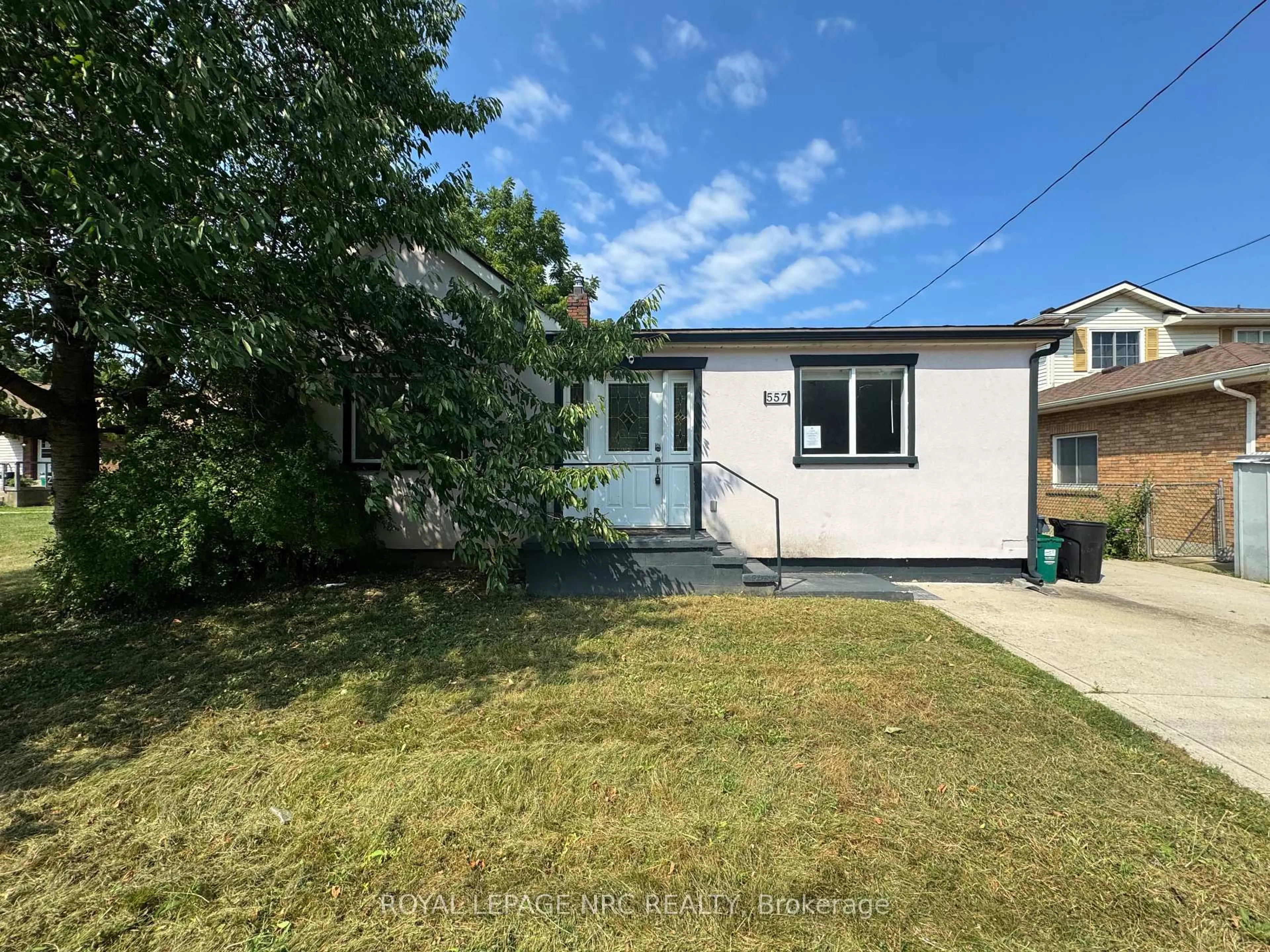 A pic from outside/outdoor area/front of a property/back of a property/a pic from drone, street for 557 Geneva St, St. Catharines Ontario L2N 2J1