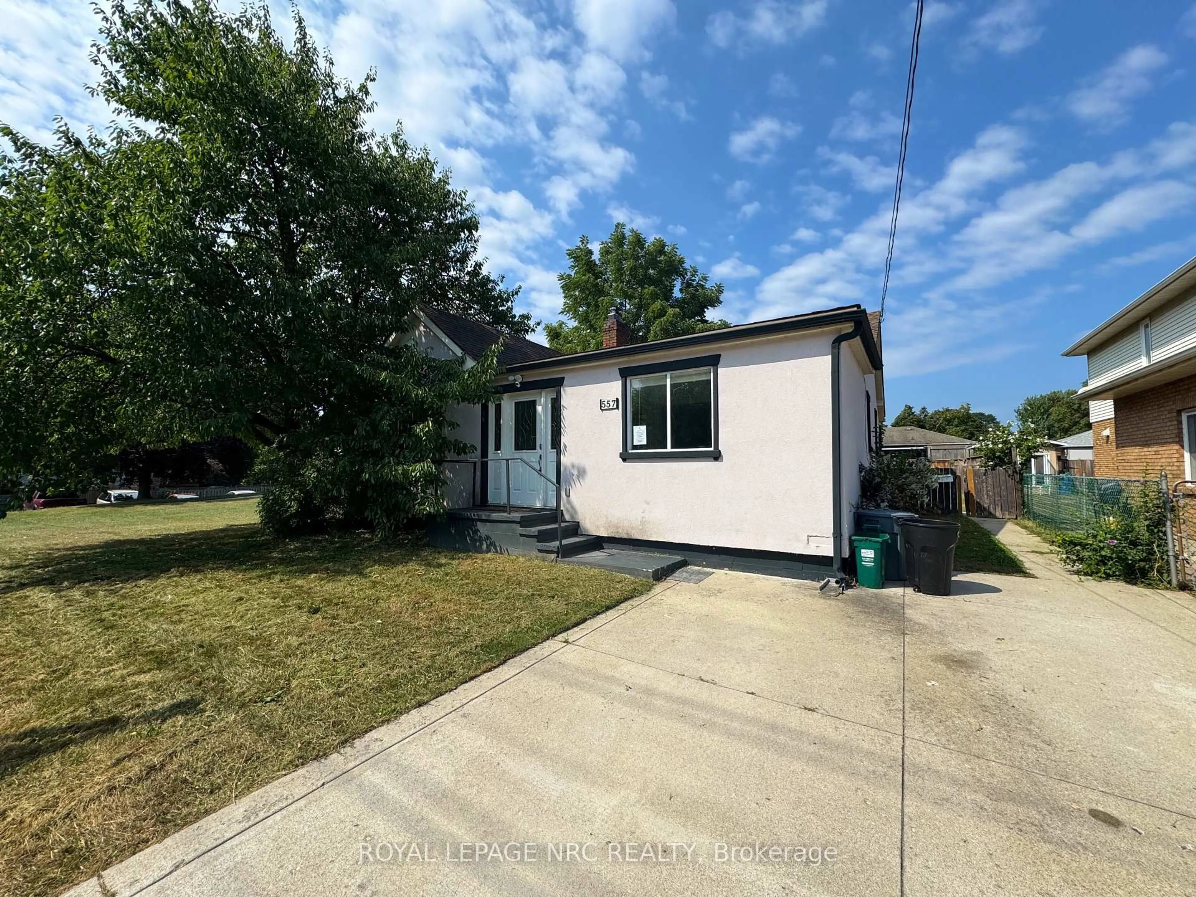 A pic from outside/outdoor area/front of a property/back of a property/a pic from drone, street for 557 Geneva St, St. Catharines Ontario L2N 2J1