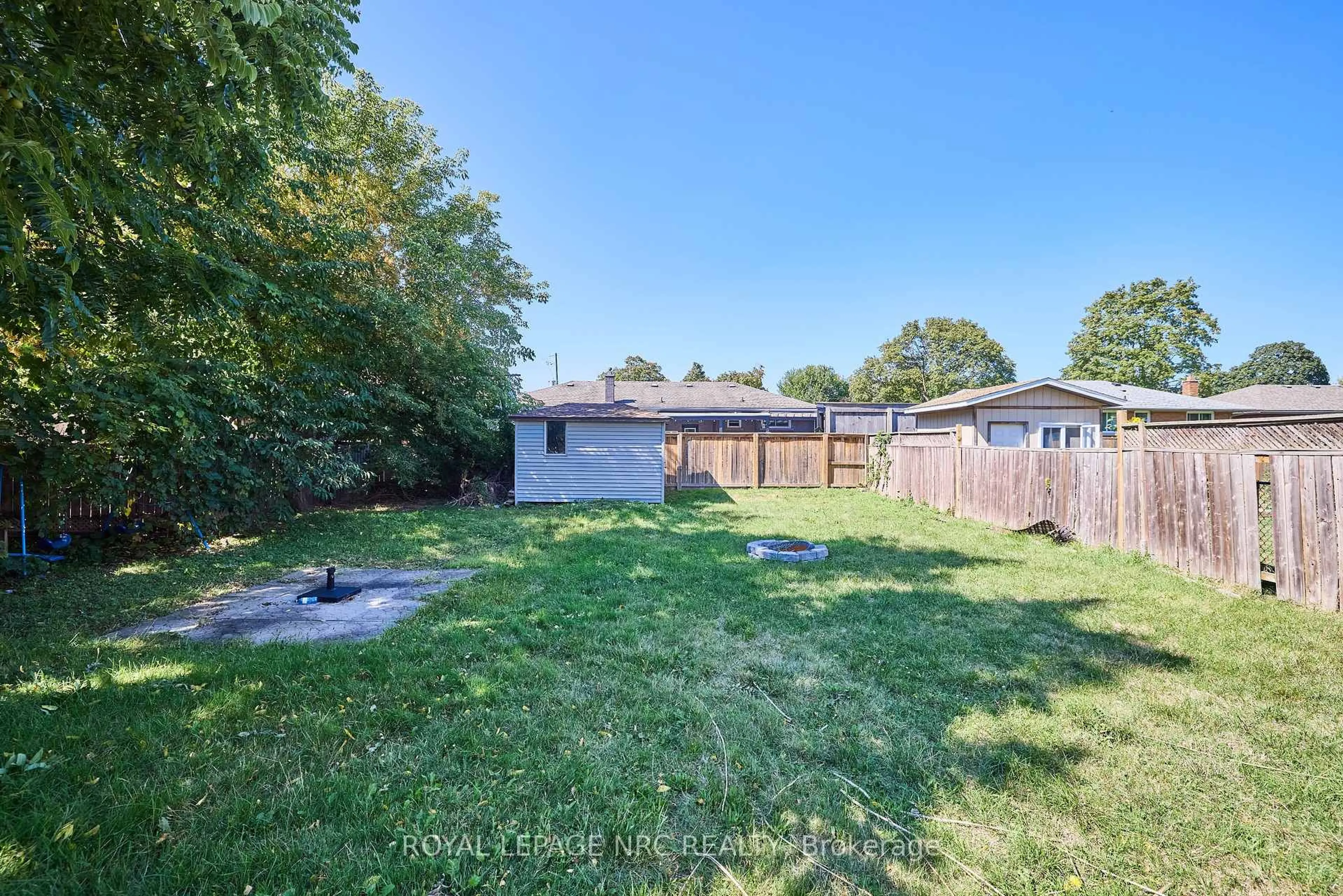 A pic from outside/outdoor area/front of a property/back of a property/a pic from drone, unknown for 557 Geneva St, St. Catharines Ontario L2N 2J1