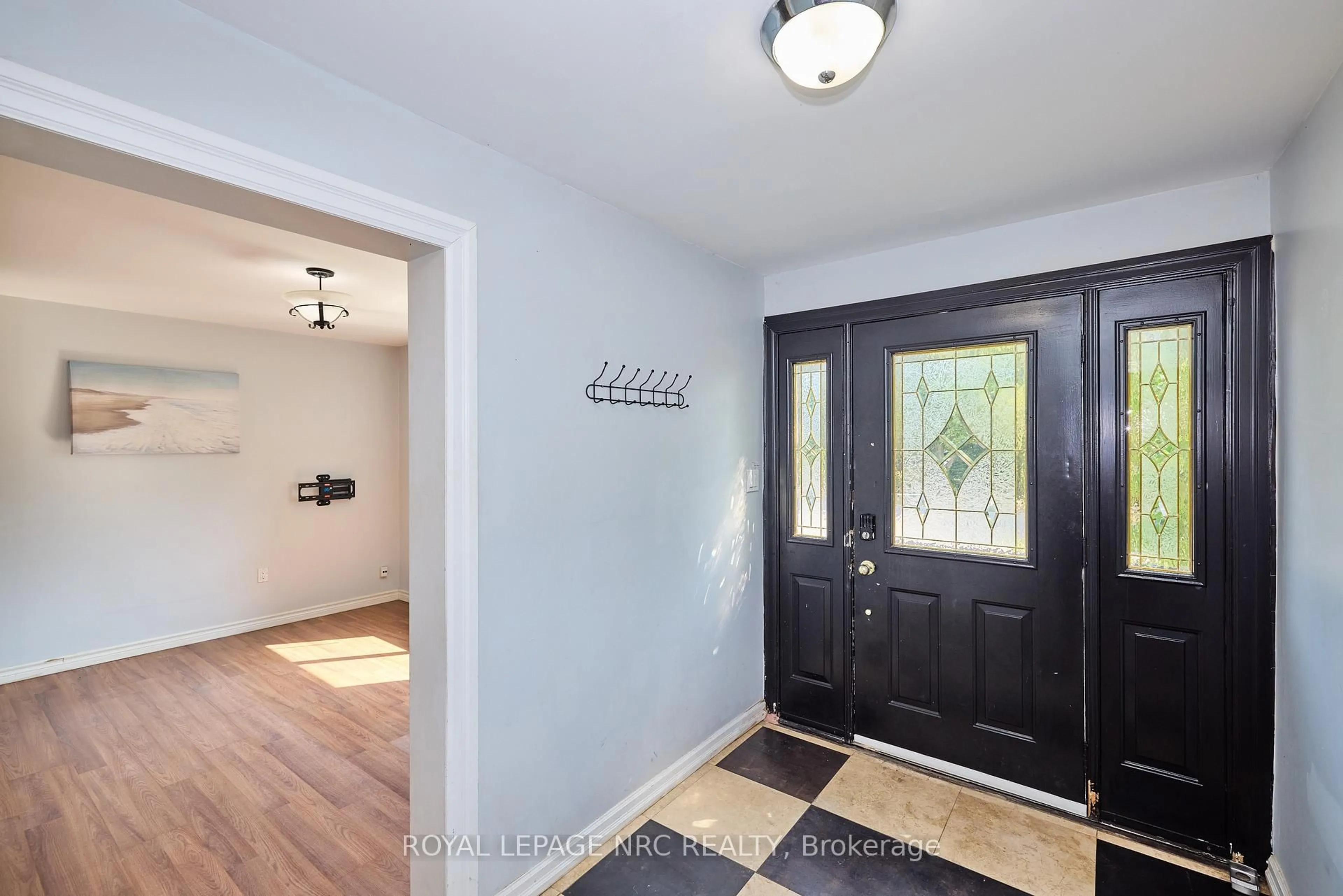 Indoor entryway for 557 Geneva St, St. Catharines Ontario L2N 2J1