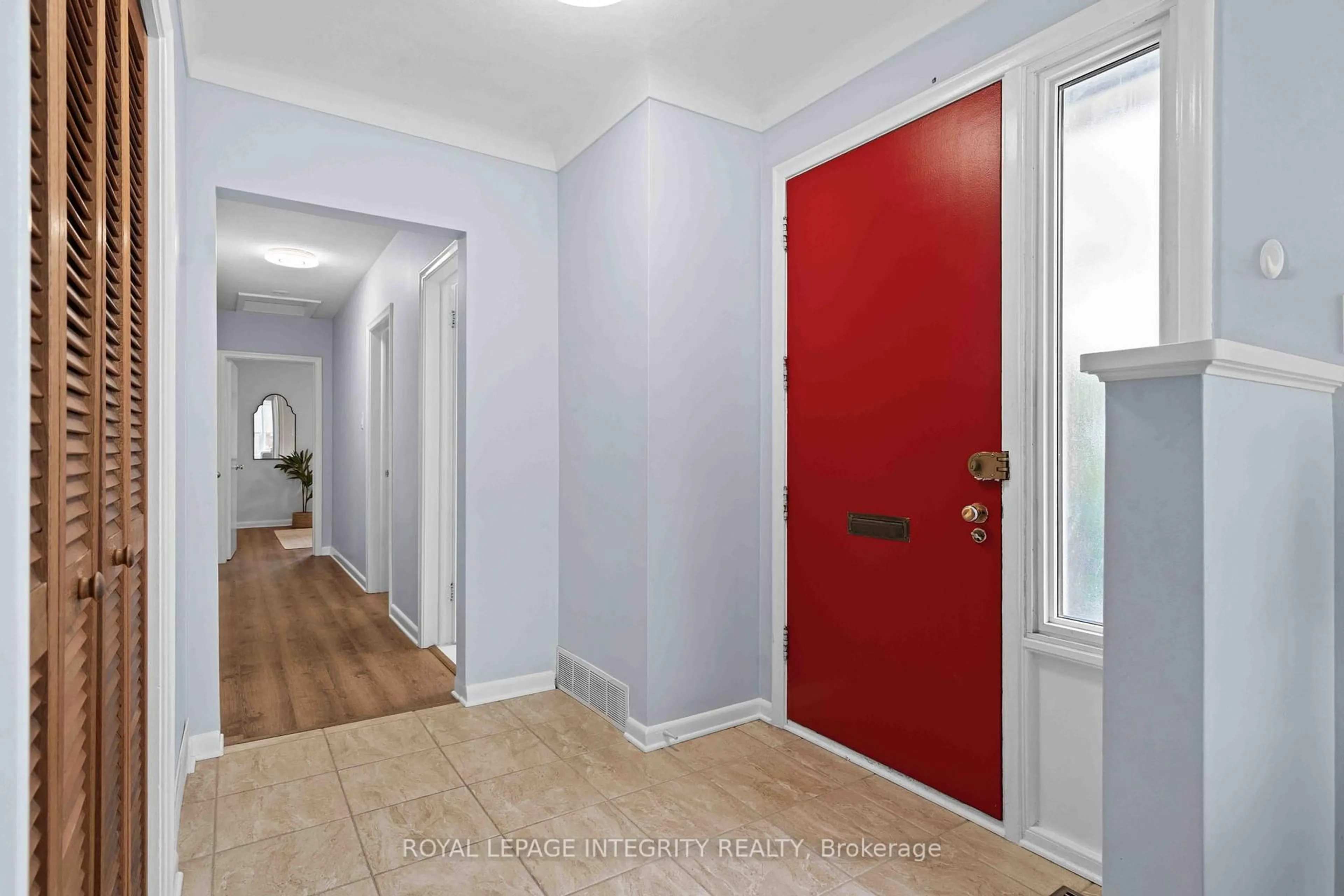 Indoor entryway for 2158 Bel-air Dr, Ottawa Ontario K2C 0X3