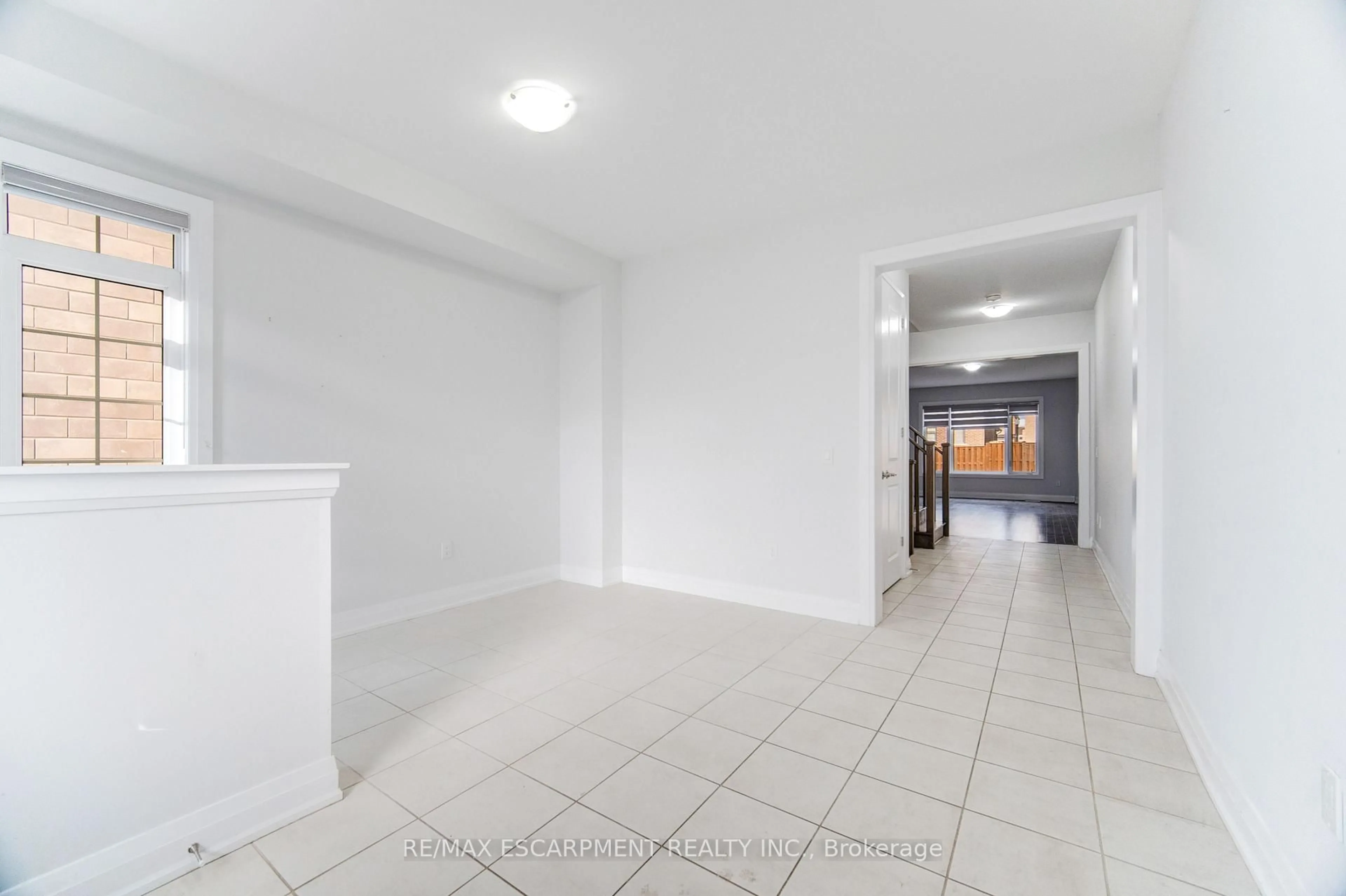 Indoor foyer for 1095 Edinburgh Dr, Woodstock Ontario N4T 0M6