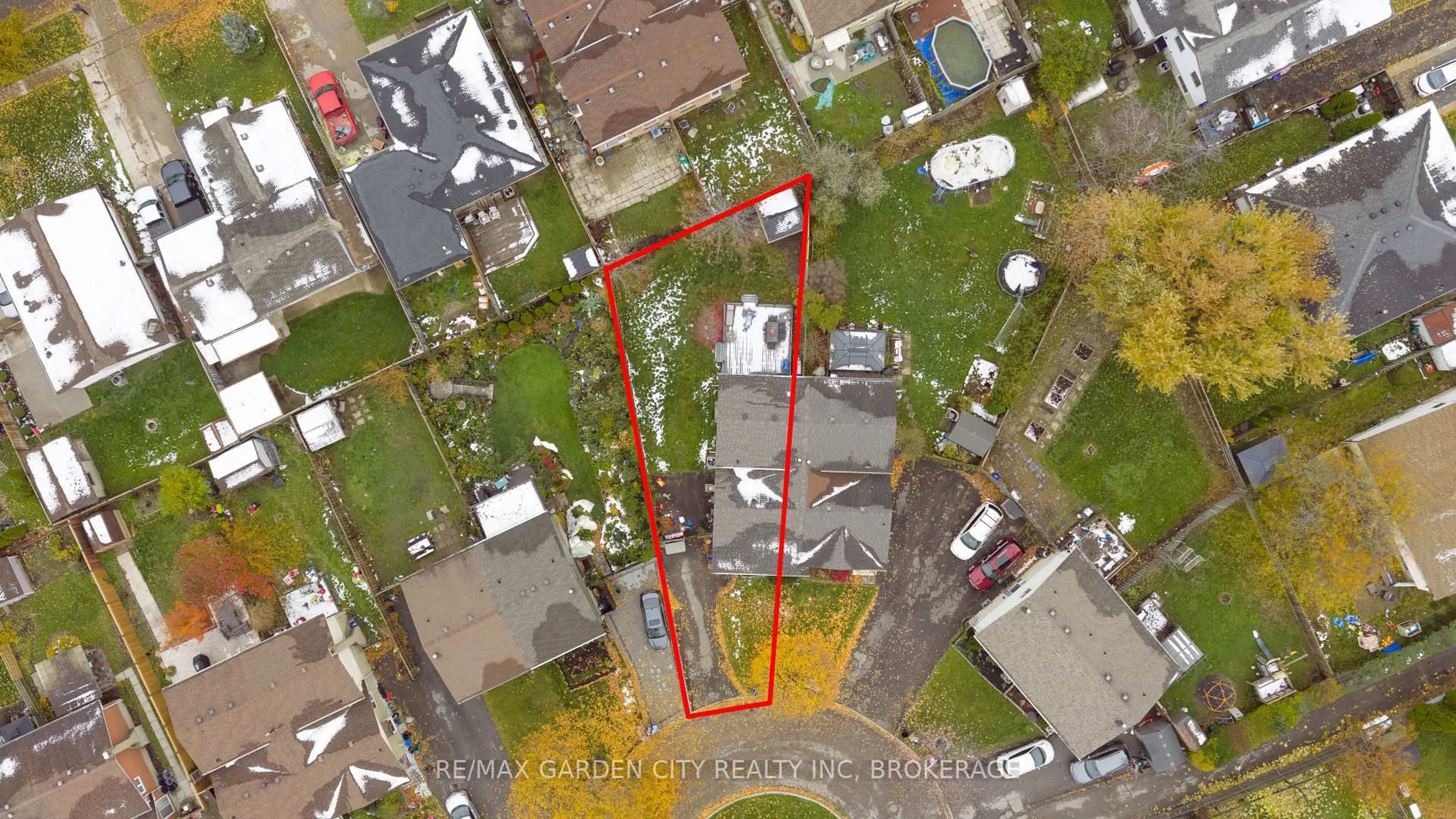 A pic from outside/outdoor area/front of a property/back of a property/a pic from drone, street for 37 Dianne Dr, St. Catharines Ontario L2P 3R7