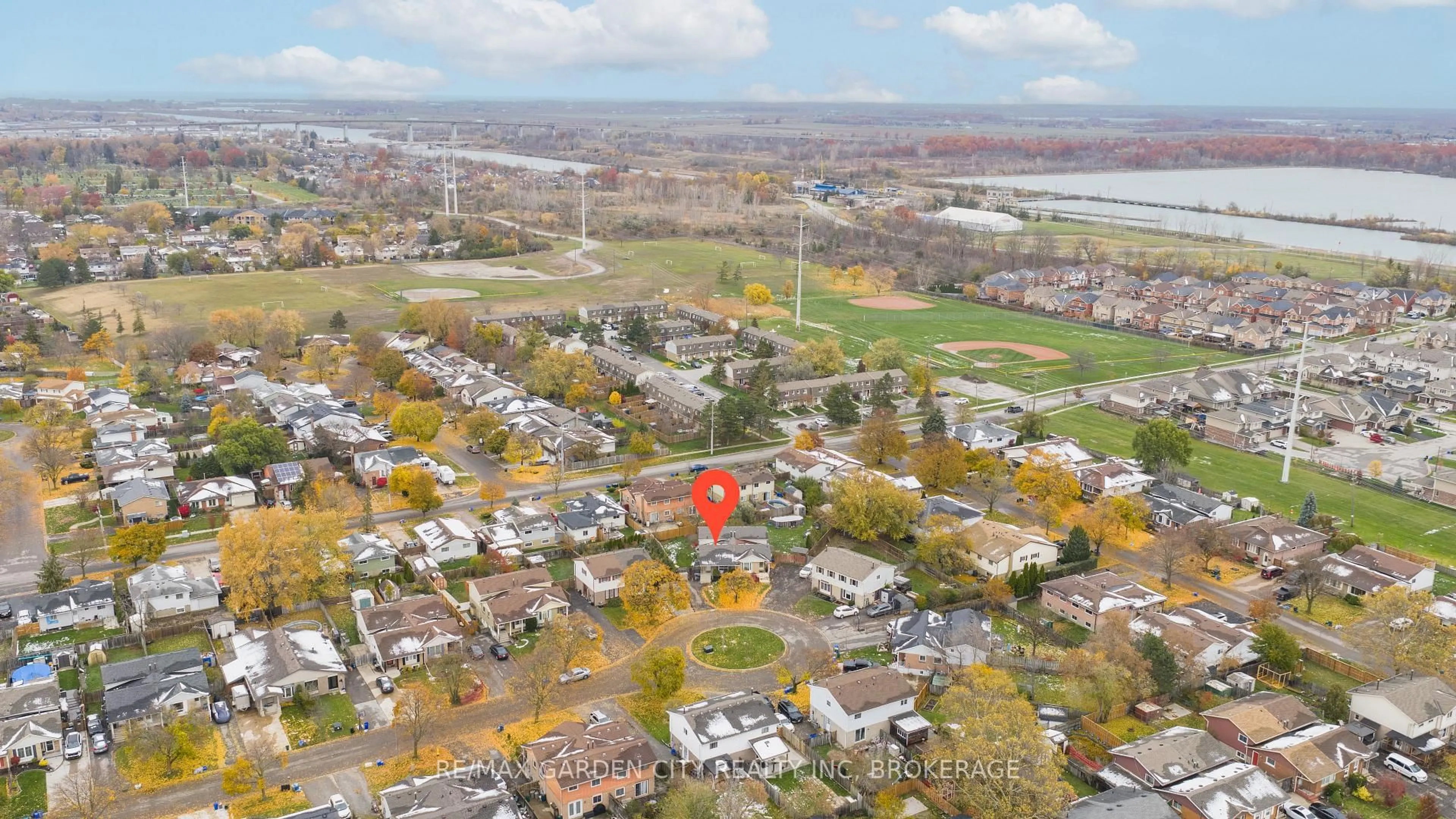 A pic from outside/outdoor area/front of a property/back of a property/a pic from drone, unknown for 37 Dianne Dr, St. Catharines Ontario L2P 3R7