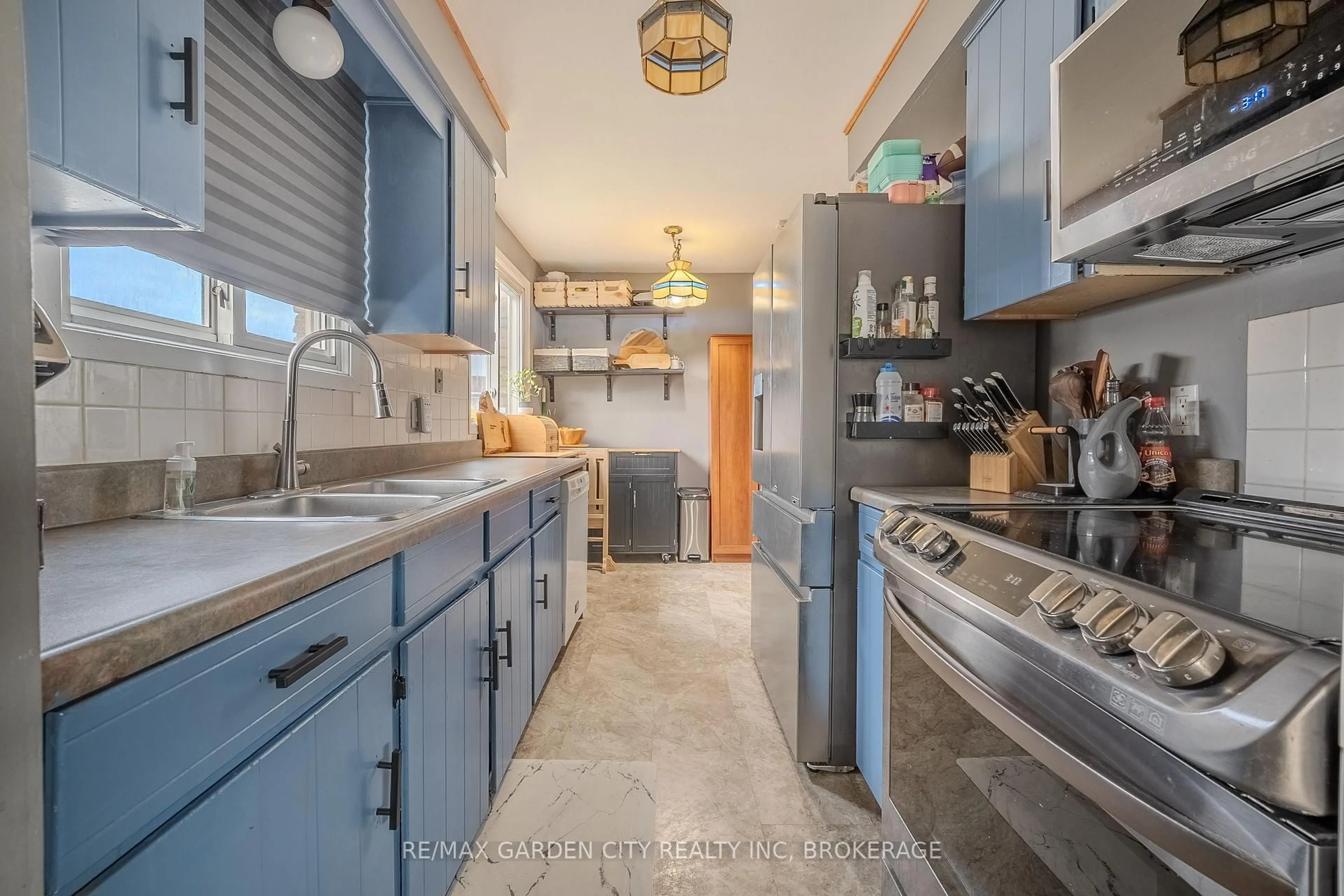 Open concept kitchen, ceramic/tile floor for 37 Dianne Dr, St. Catharines Ontario L2P 3R7