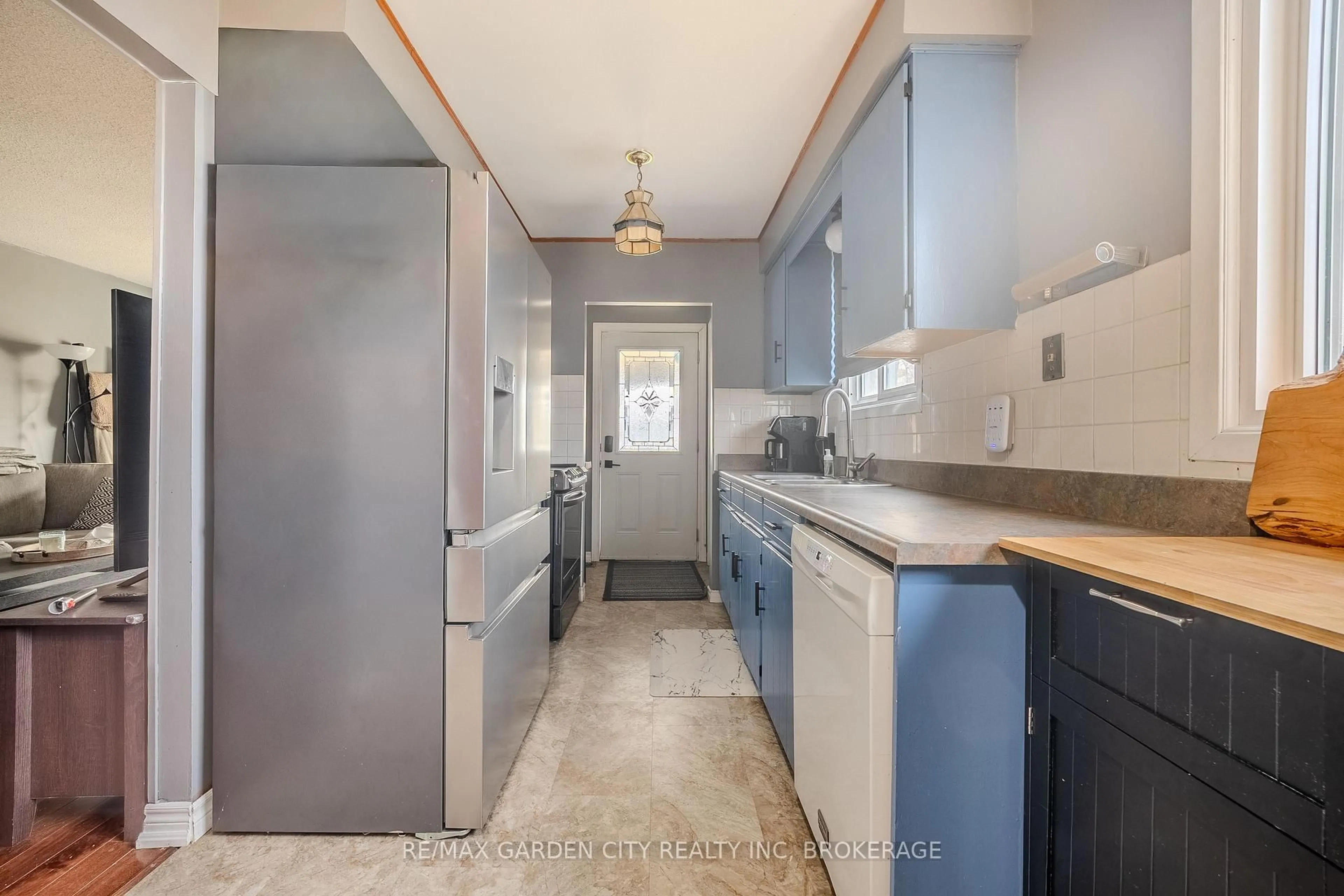 Standard kitchen, ceramic/tile floor for 37 Dianne Dr, St. Catharines Ontario L2P 3R7