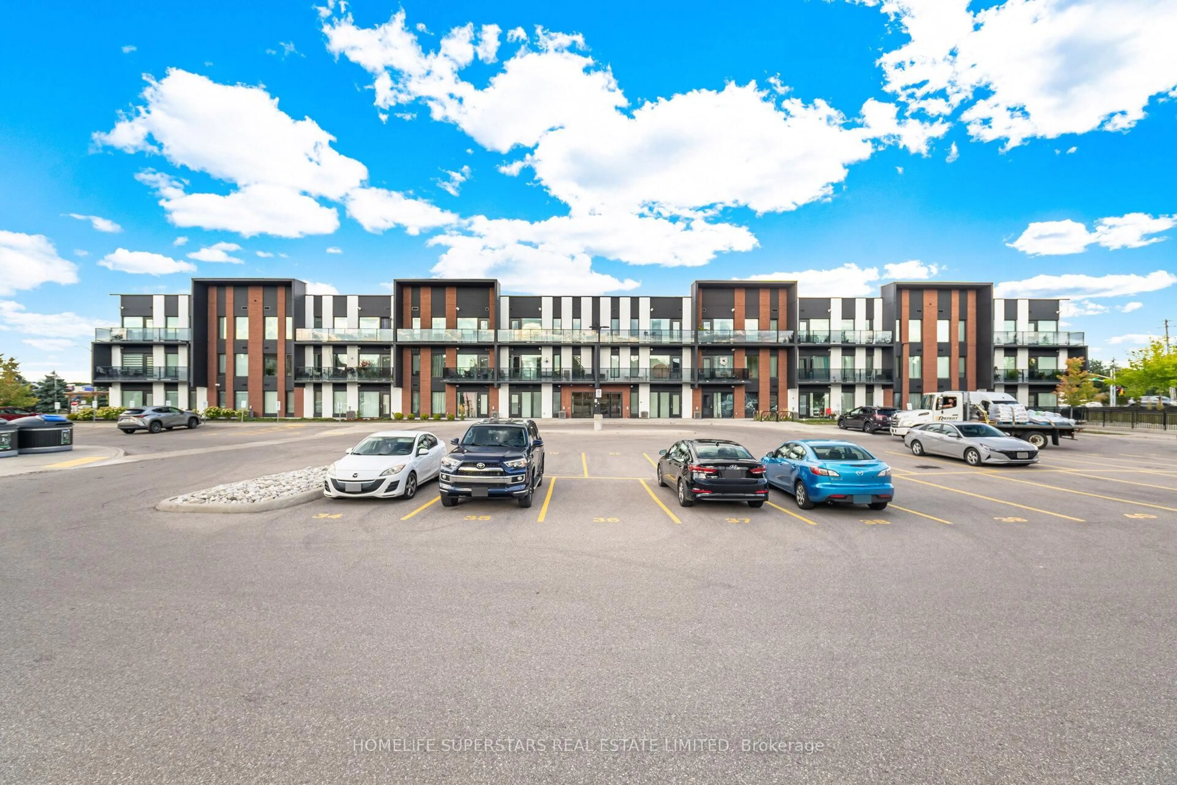 A pic from outside/outdoor area/front of a property/back of a property/a pic from drone, building for 5 Wake Robin Dr #115, Kitchener Ontario N2E 0H6