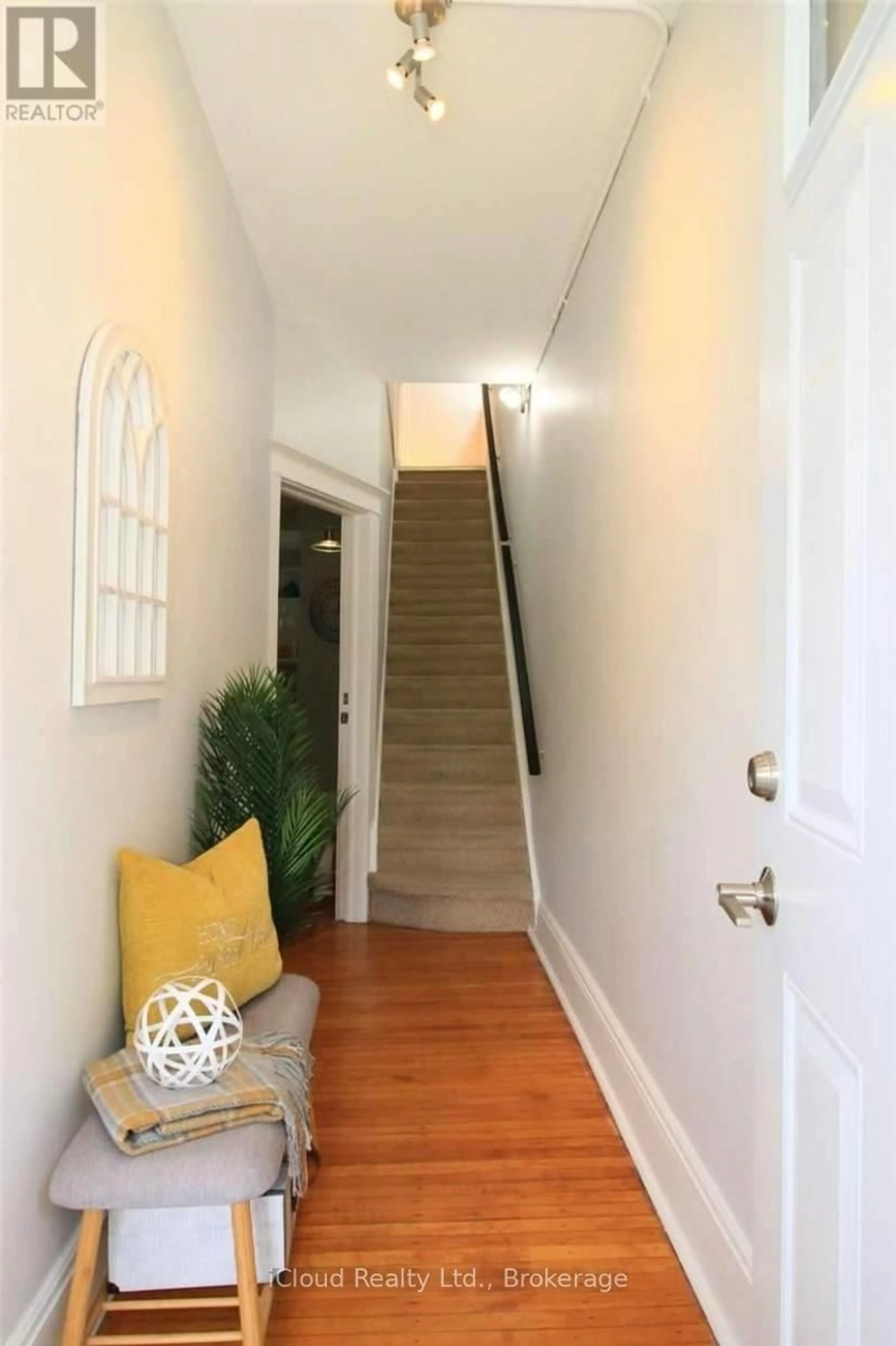 Indoor entryway for 205 Prospect St, Hamilton Ontario L8M 2Z6