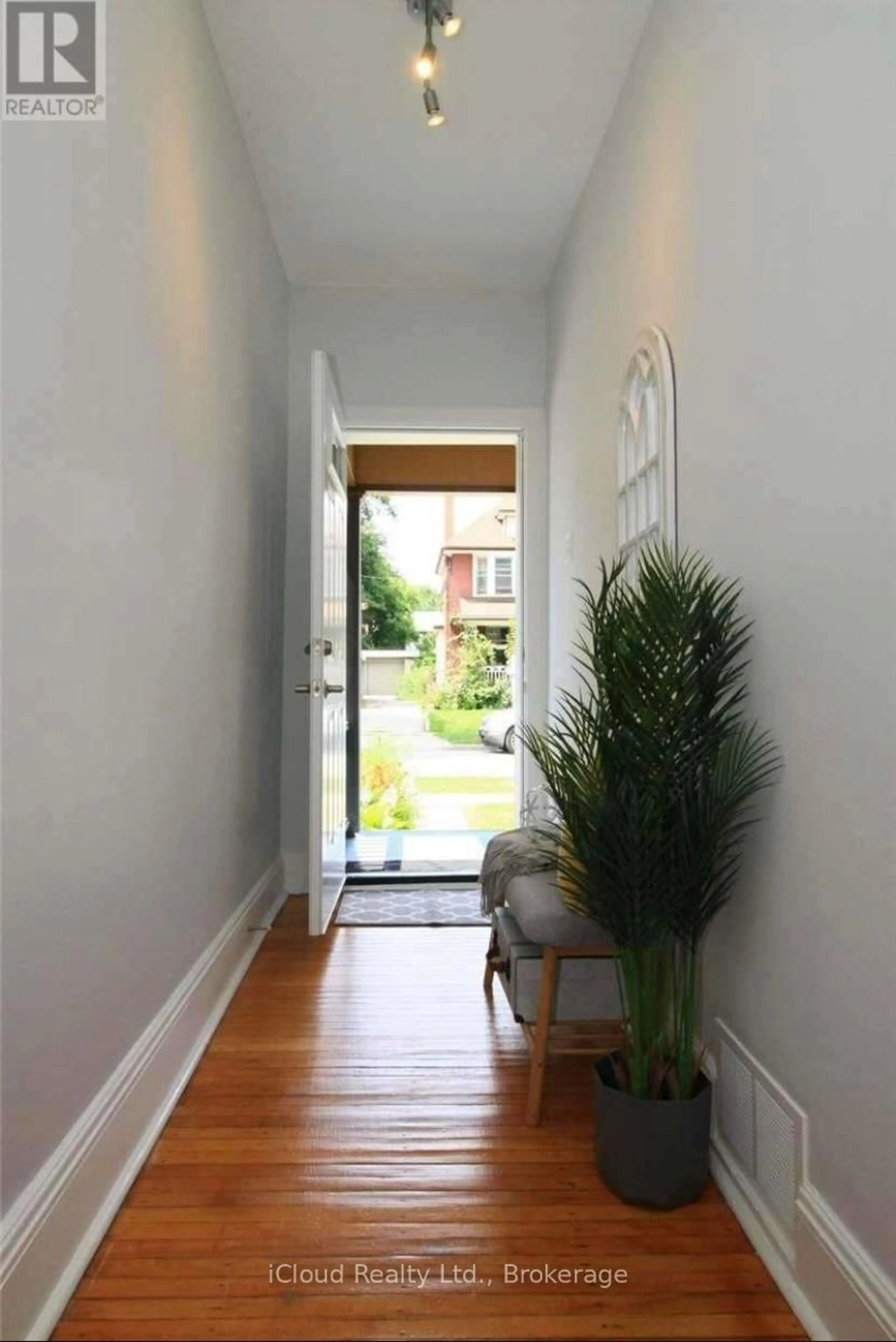 Indoor entryway for 205 Prospect St, Hamilton Ontario L8M 2Z6