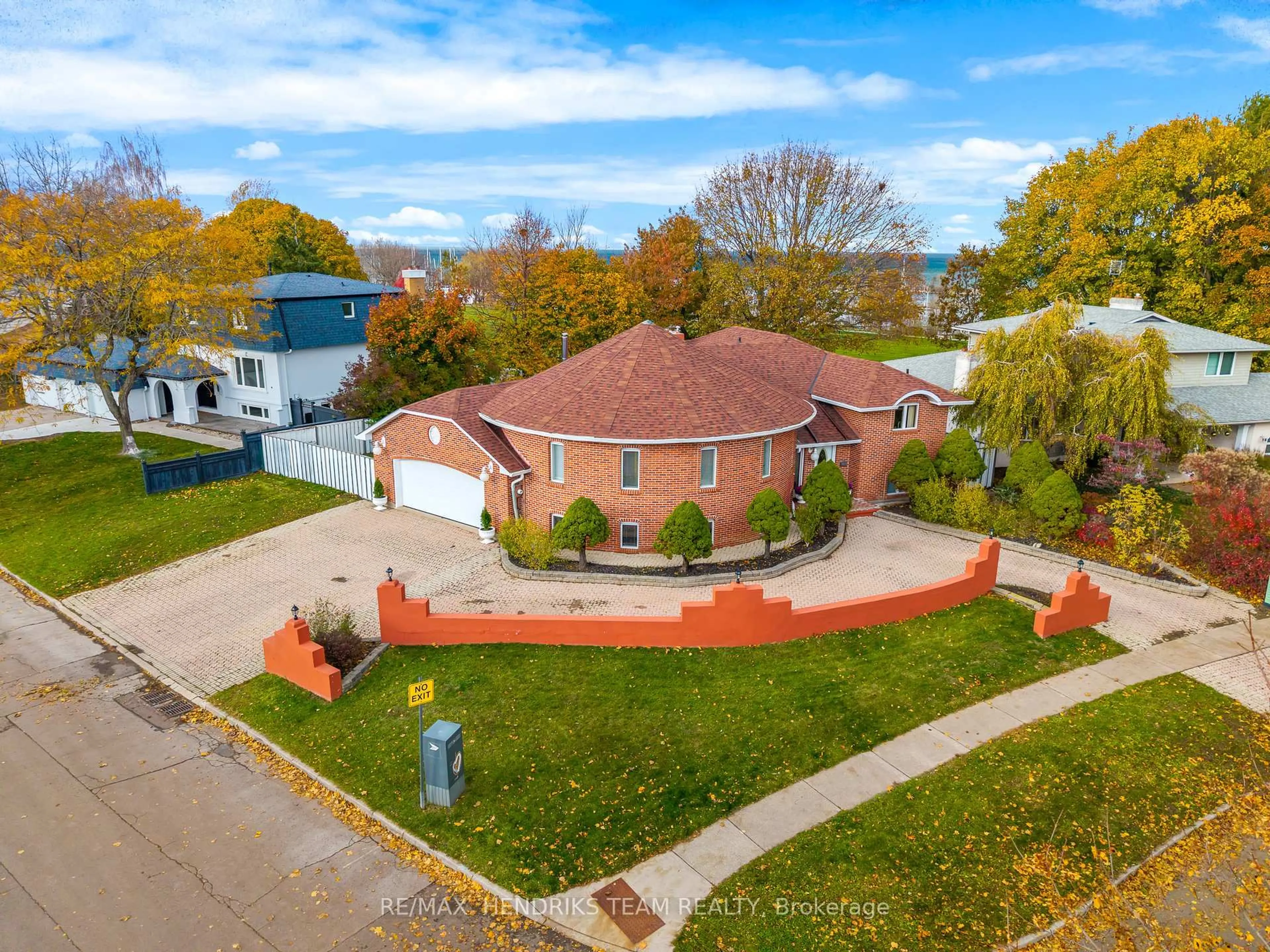 A pic from outside/outdoor area/front of a property/back of a property/a pic from drone, street for 85 Westgate Park Dr, St. Catharines Ontario L2N 5X1