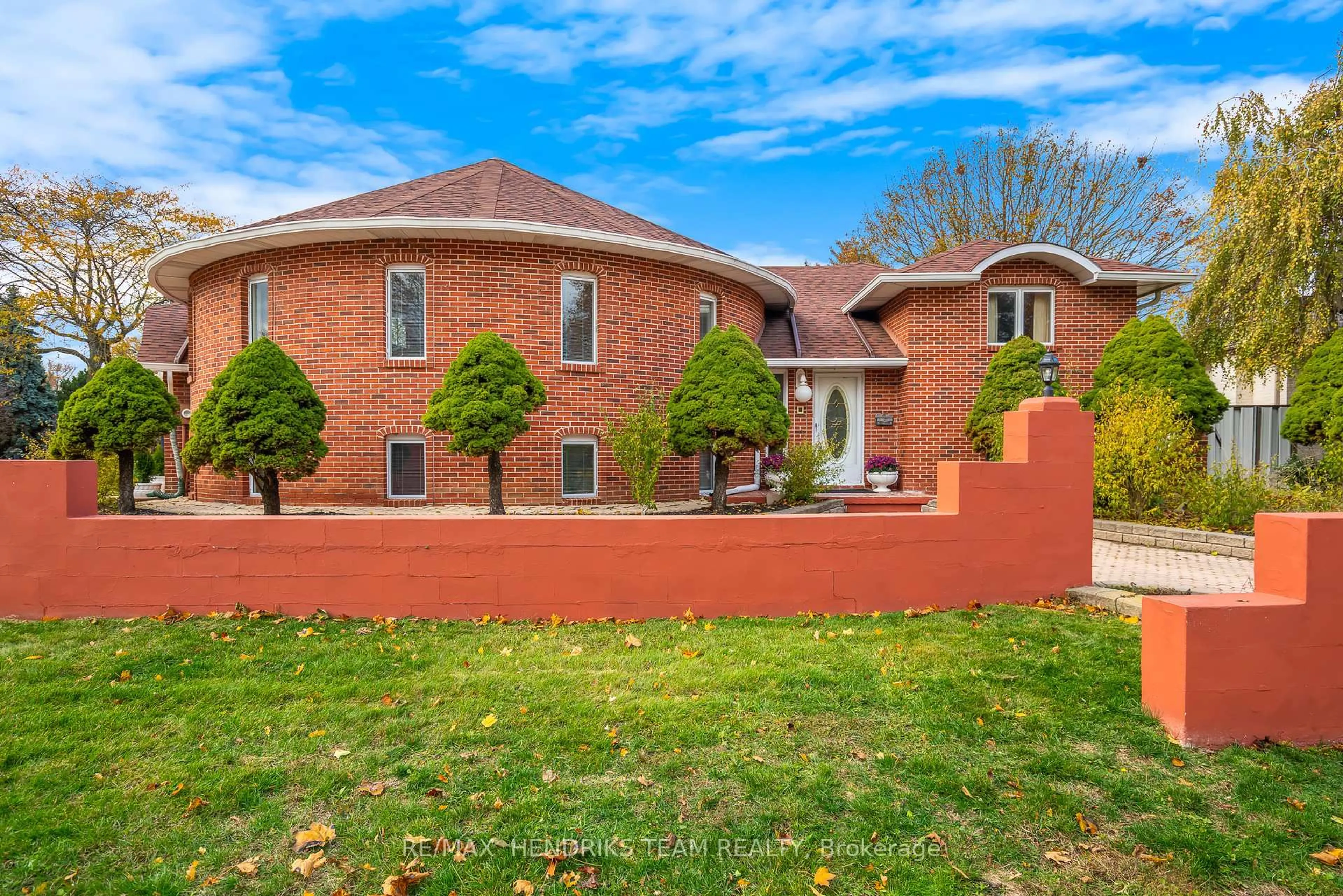 Home with brick exterior material, building for 85 Westgate Park Dr, St. Catharines Ontario L2N 5X1