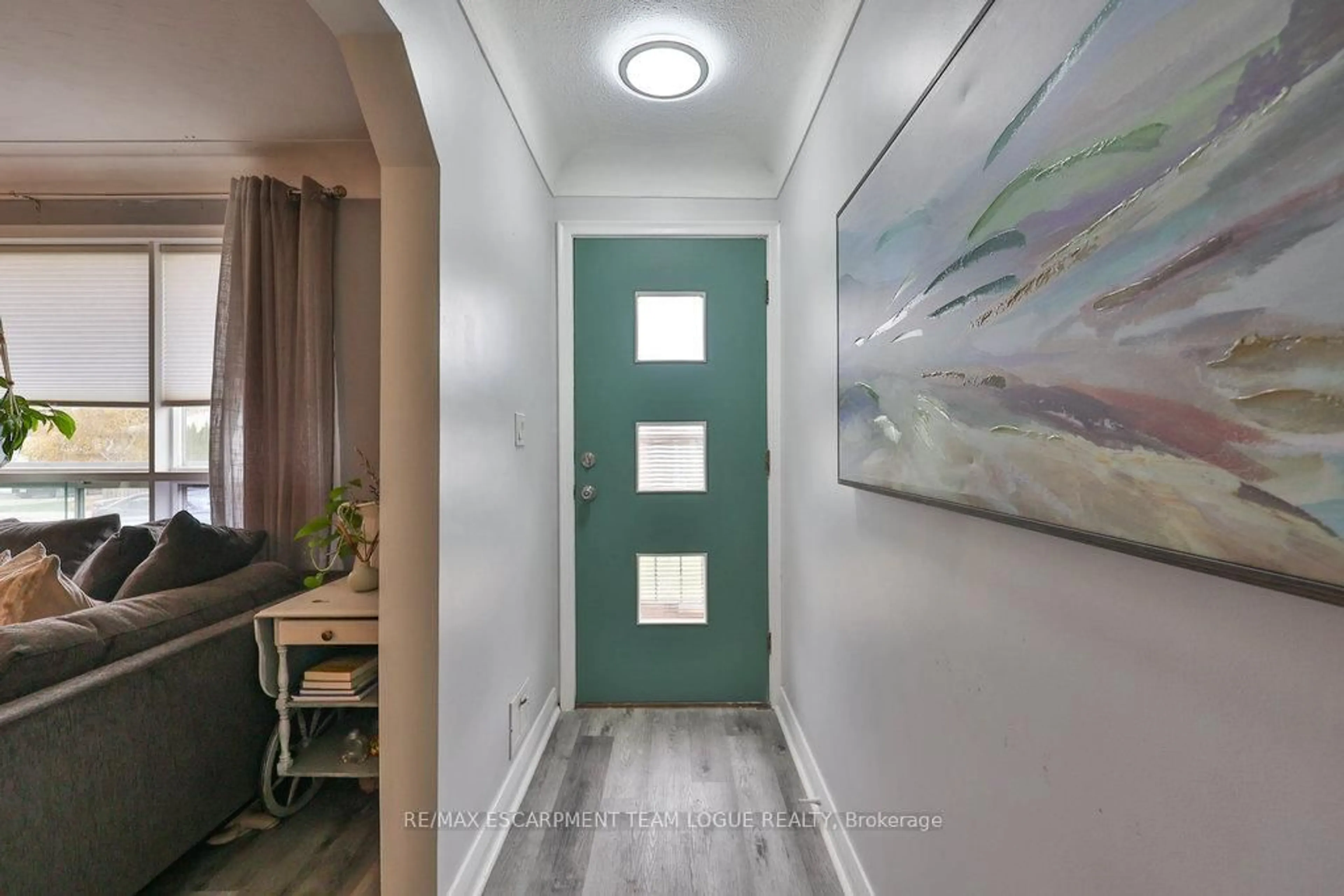 Indoor entryway for 377 Osborne St, Hamilton Ontario L8H 6S7