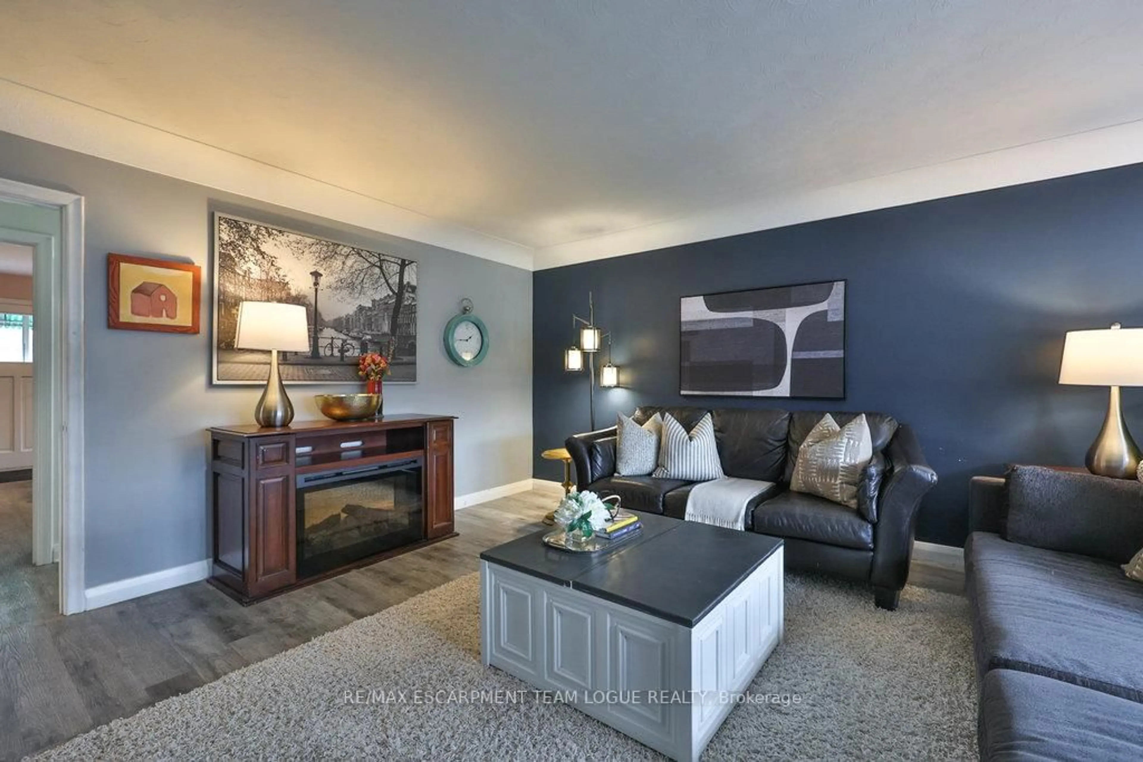 Living room with furniture, unknown for 377 Osborne St, Hamilton Ontario L8H 6S7