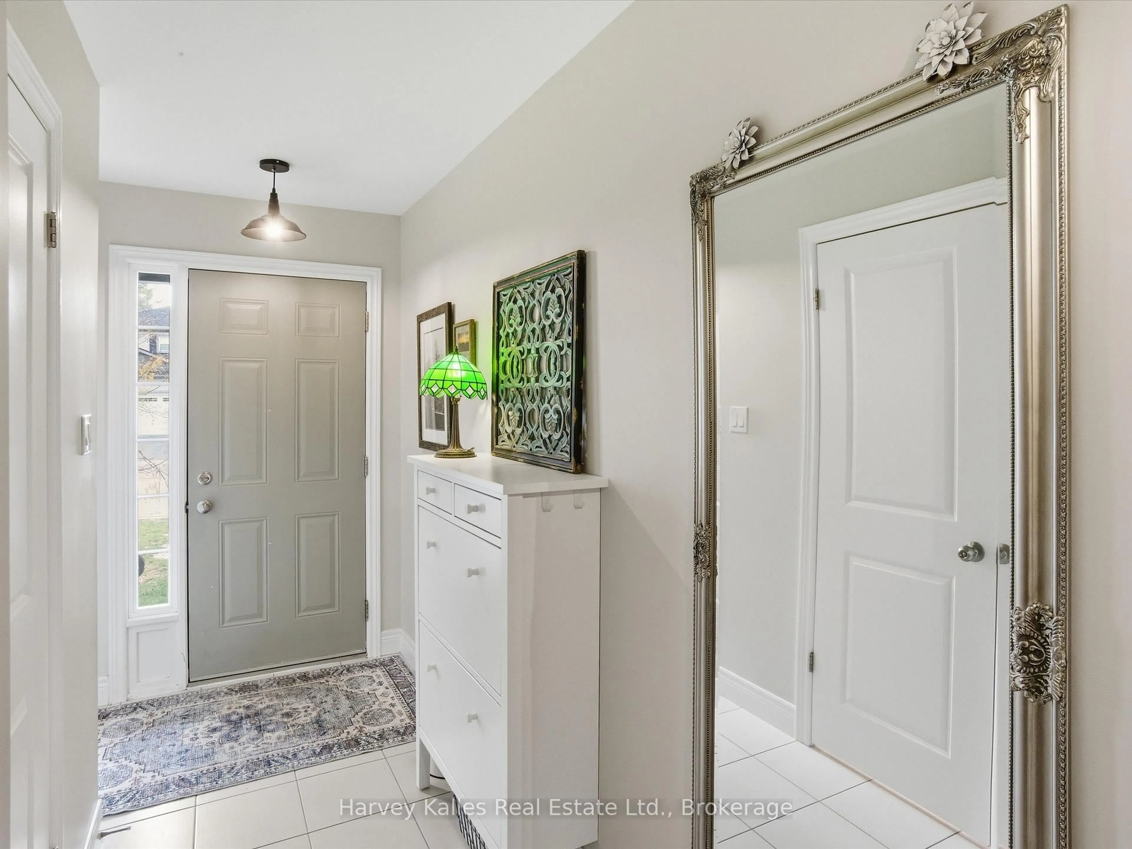 Indoor entryway for 12 QUINN FOREST Dr, Bracebridge Ontario P1L 1W9