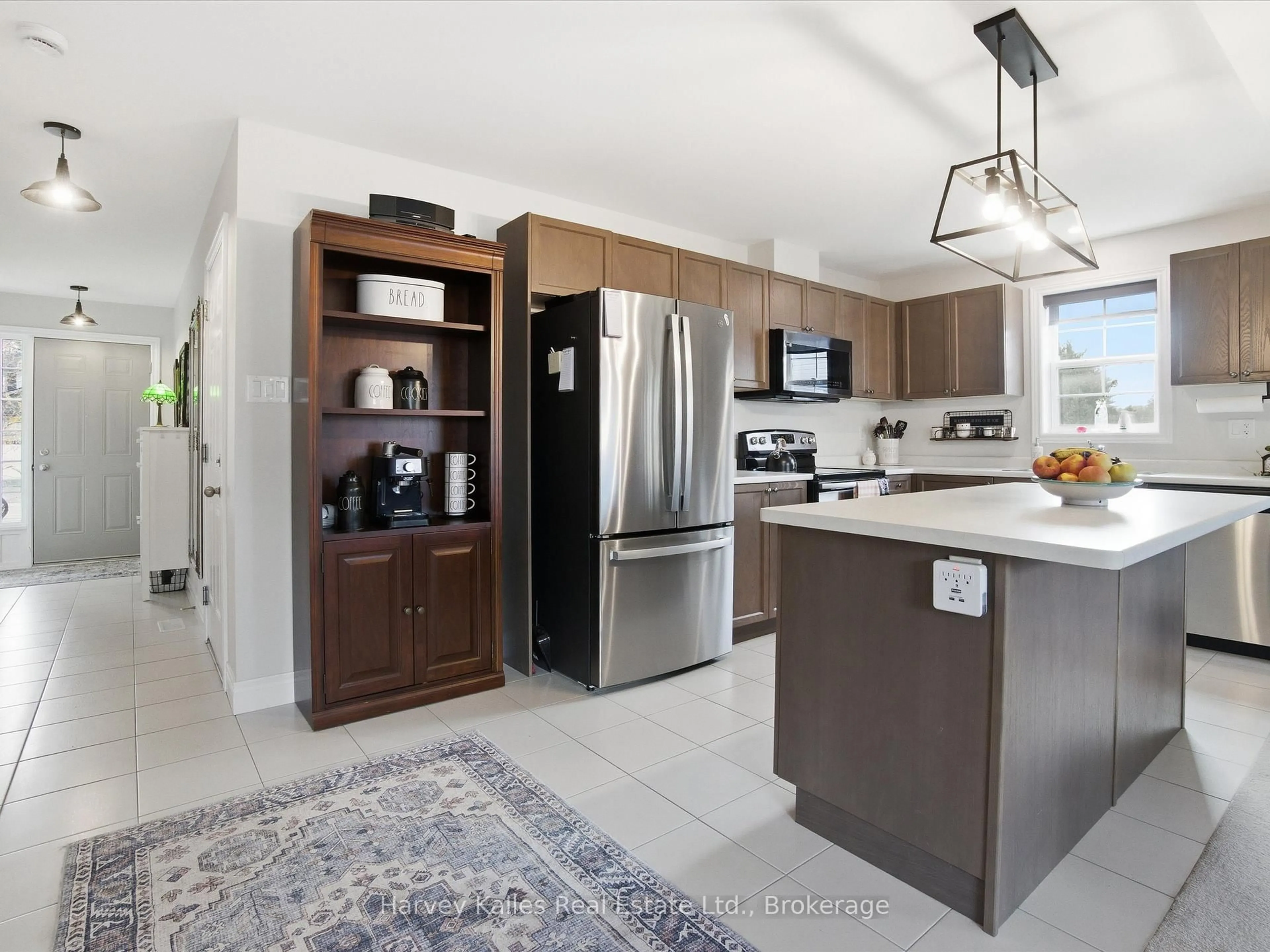Open concept kitchen, ceramic/tile floor for 12 QUINN FOREST Dr, Bracebridge Ontario P1L 1W9