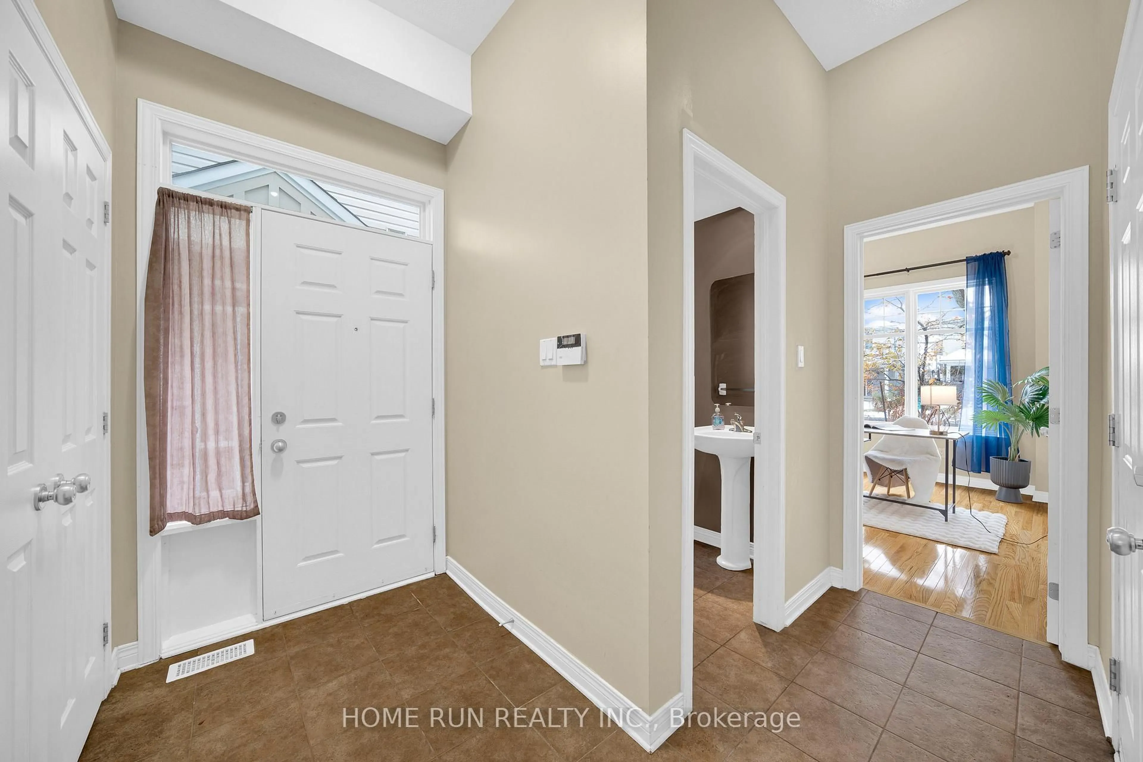 Indoor entryway for 517 Devonwood Circ, Ottawa Ontario K1T 4E4