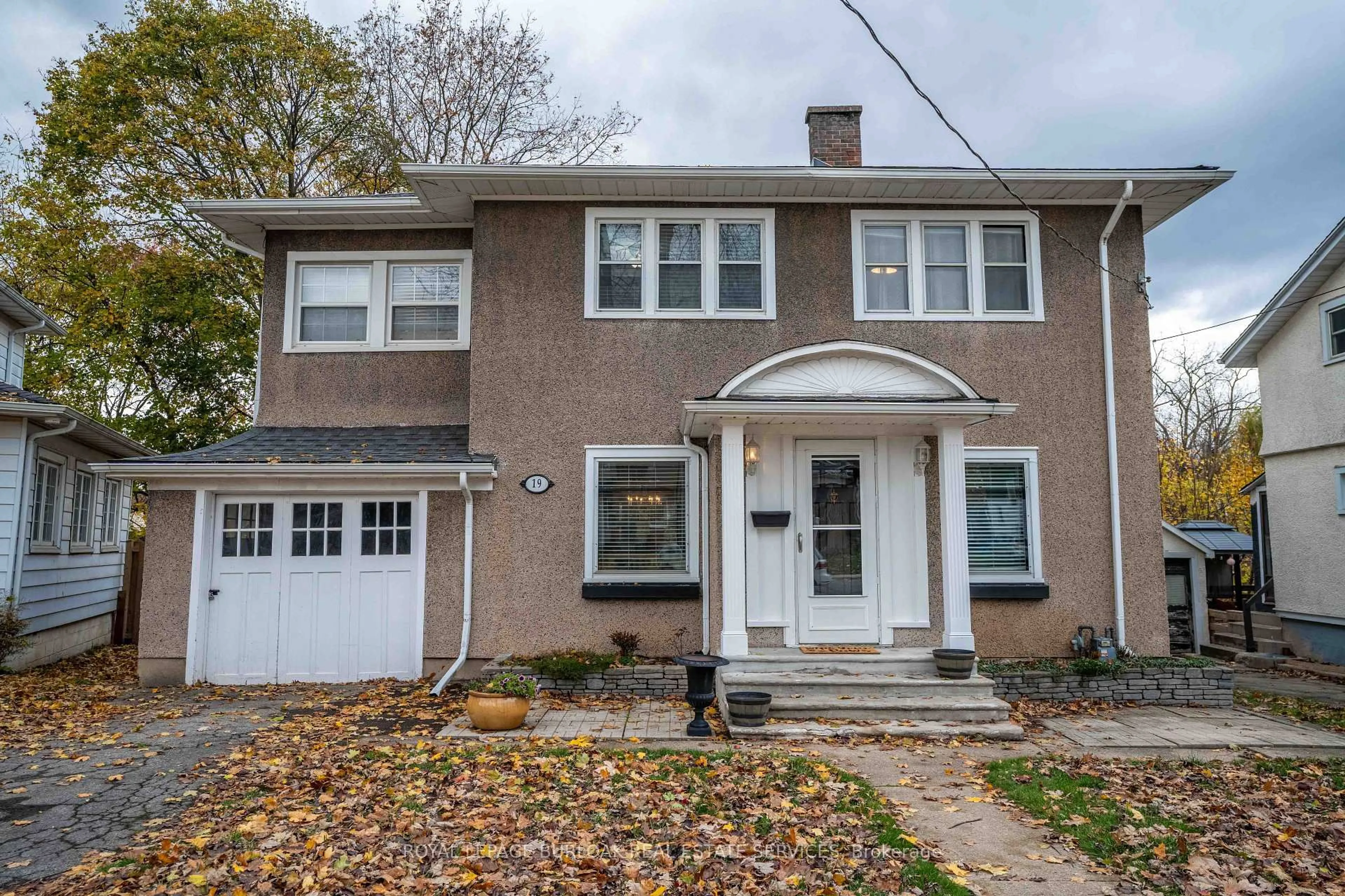 Home with vinyl exterior material, street for 19 Margery Rd, Welland Ontario L3B 2P5