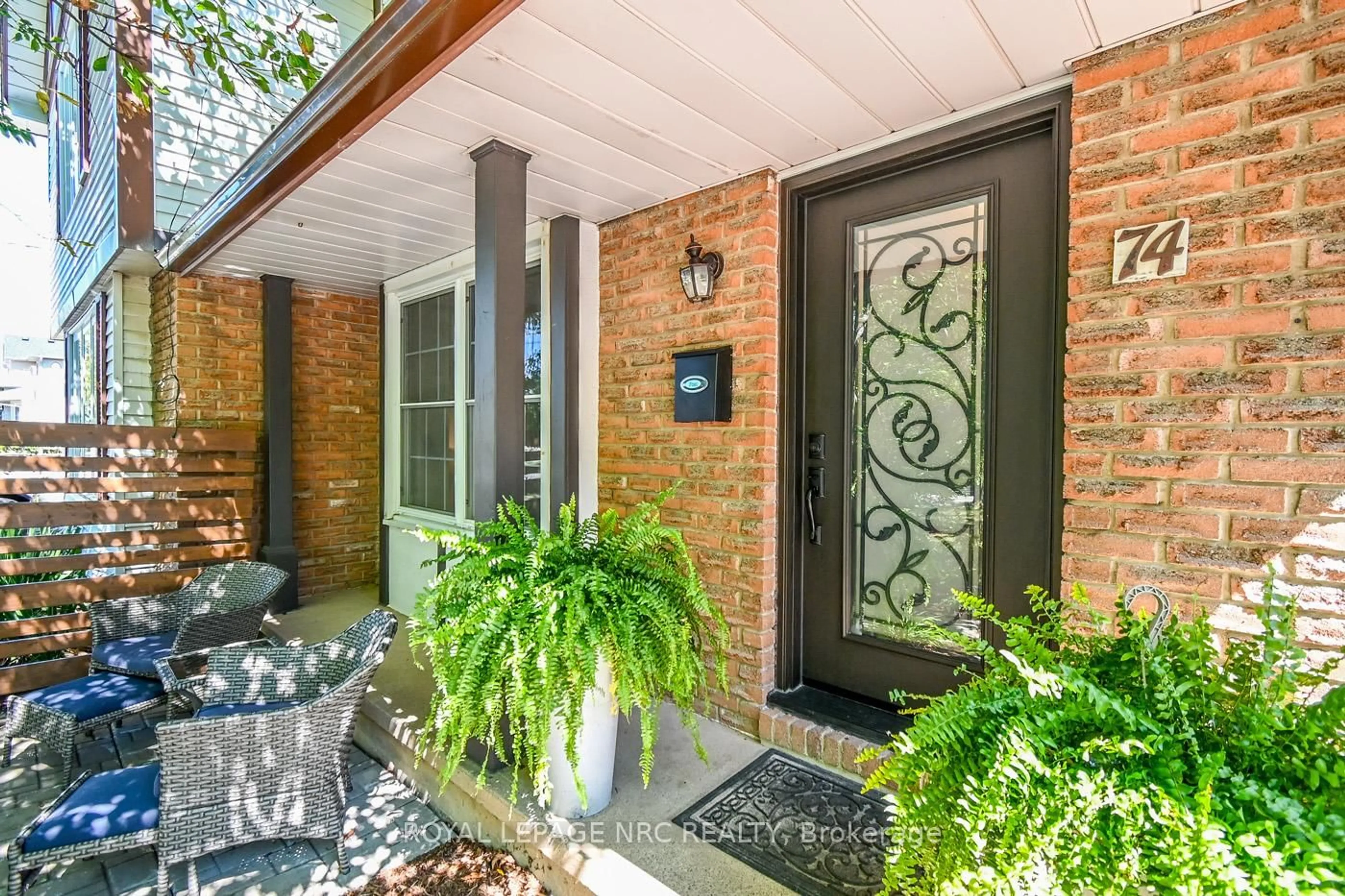 Indoor entryway for 74 Meredith Dr, St. Catharines Ontario L2M 6R6