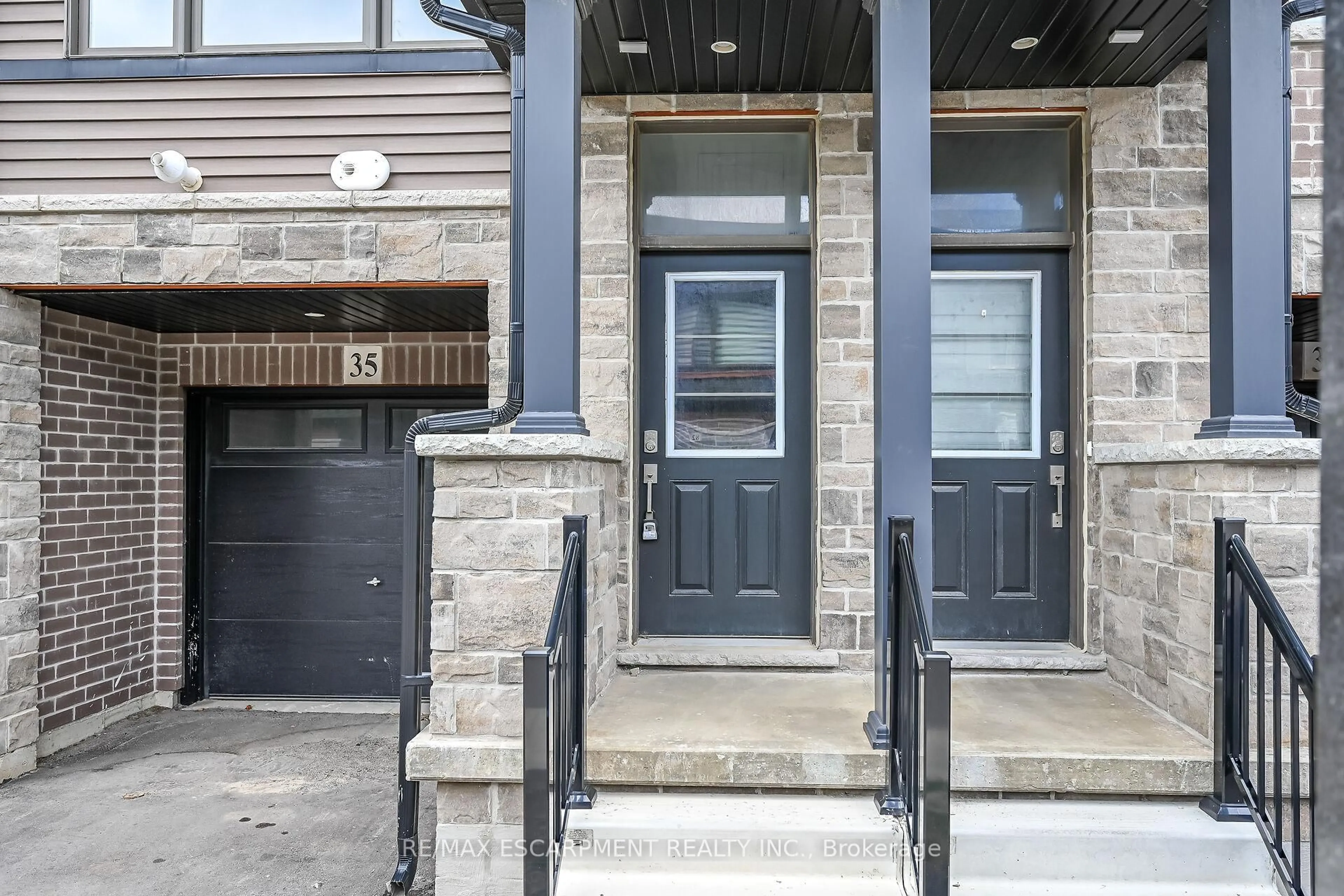 Indoor entryway for 120 COURT Dr #35, Brant Ontario N3L 0N2