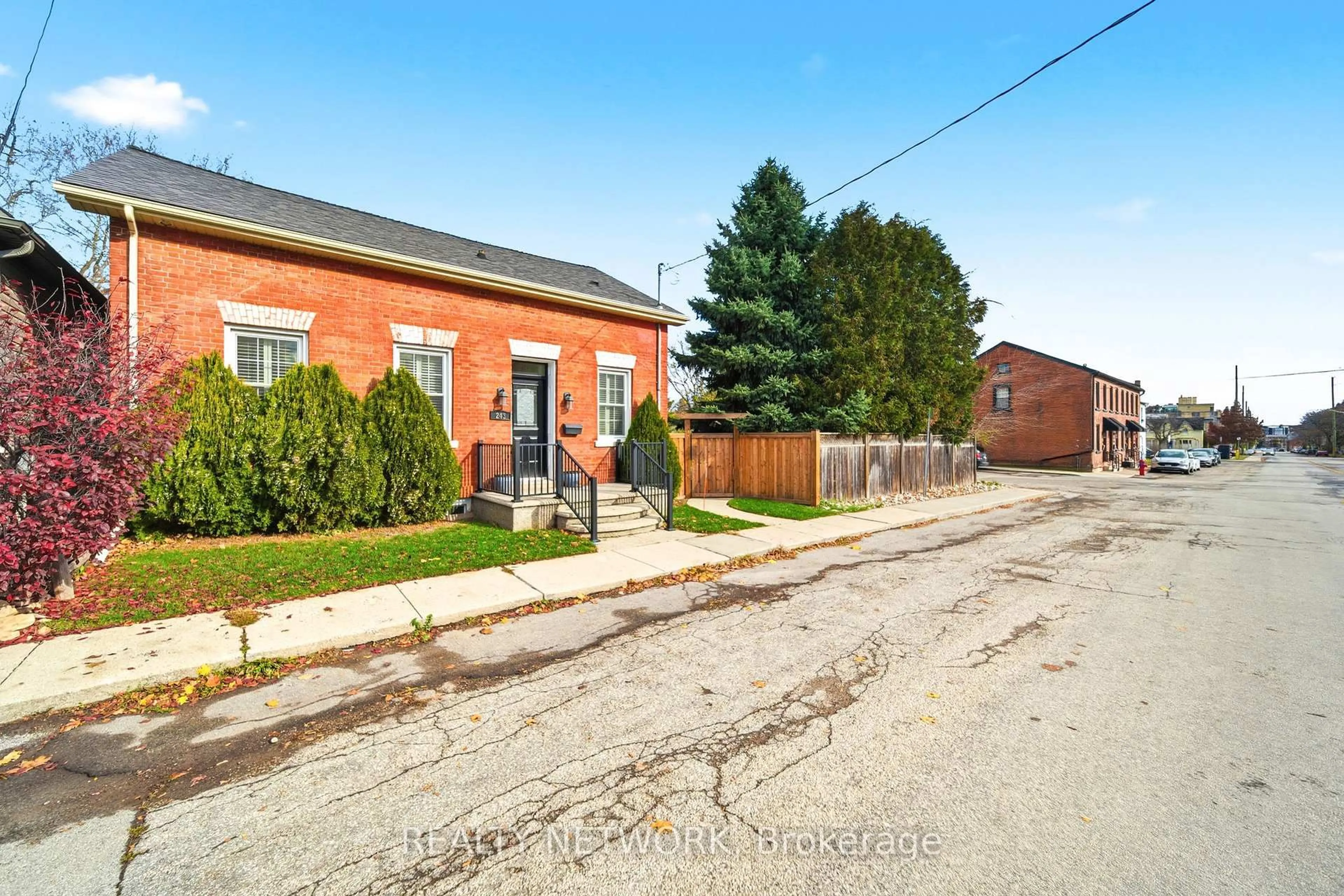Unknown for 243 Hatt St, Hamilton Ontario L9H 2H1