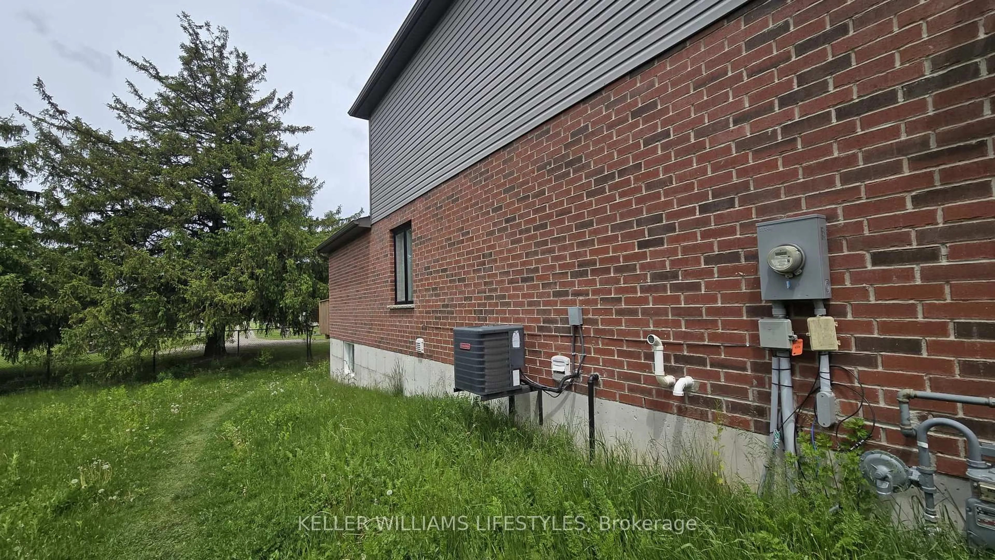 Home with brick exterior material, building for 1301 Michael Circ, London East Ontario N5V 0B8